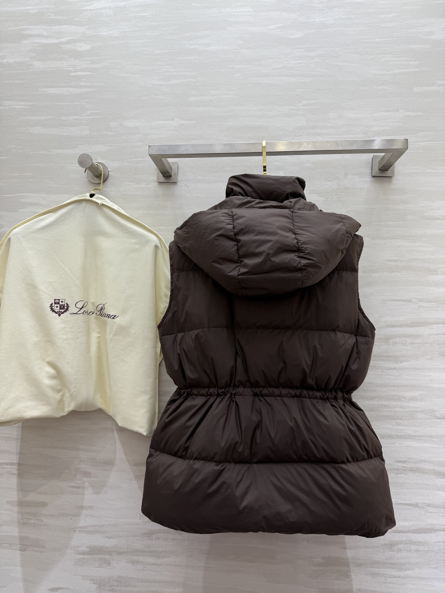 #Loro pian♡²⁵｜秋冬新款 连帽羽绒马甲外套 内里填充90国标白鸭绒 前襟logo刺绣🪡精致高