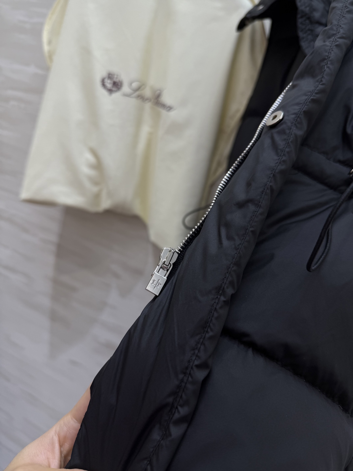 #Loro pian♡²⁵｜秋冬新款 连帽羽绒马甲外套 内里填充90国标白鸭绒 前襟logo刺绣🪡精致高