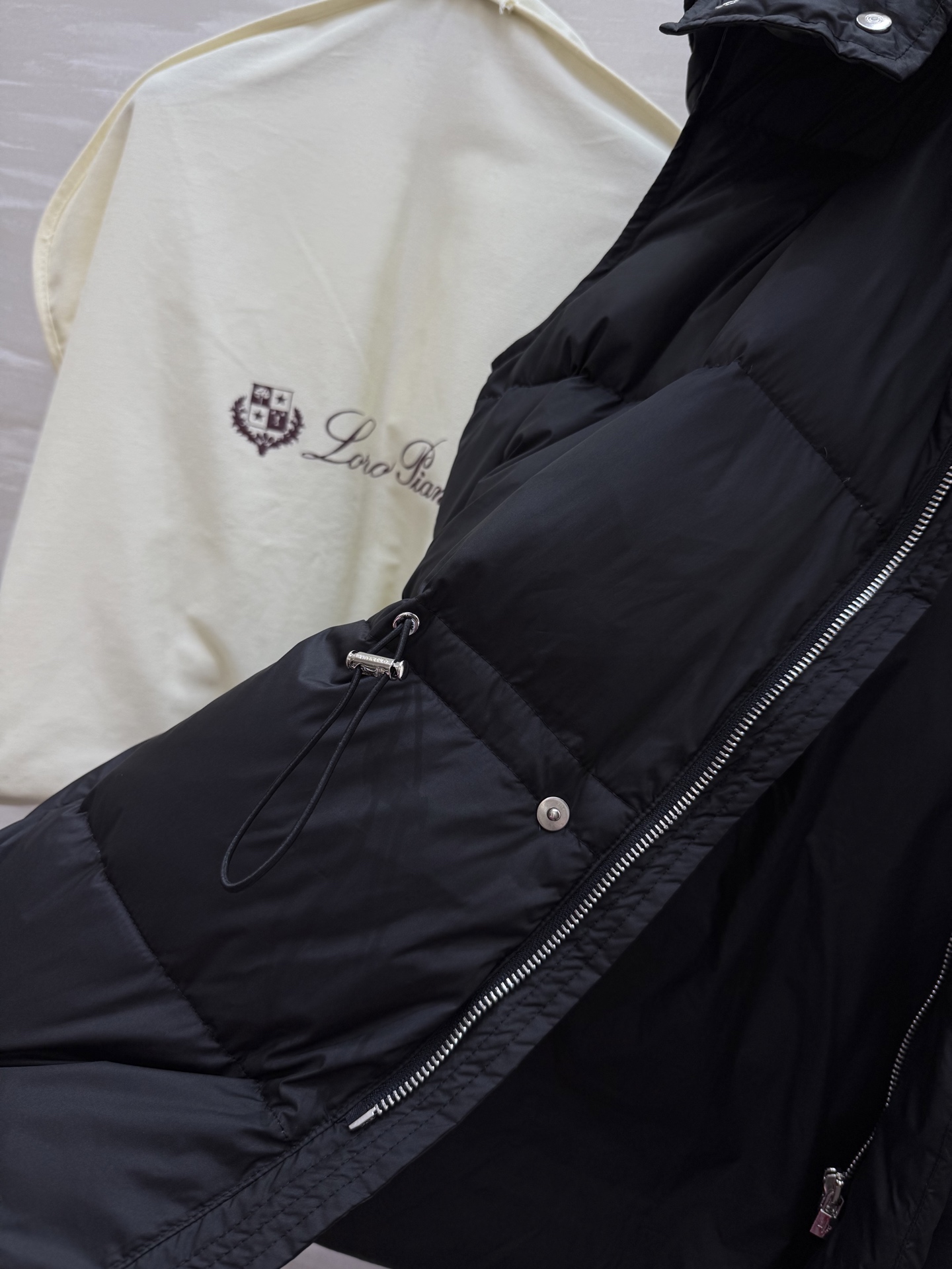 #Loro pian♡²⁵｜秋冬新款 连帽羽绒马甲外套 内里填充90国标白鸭绒 前襟logo刺绣🪡精致高