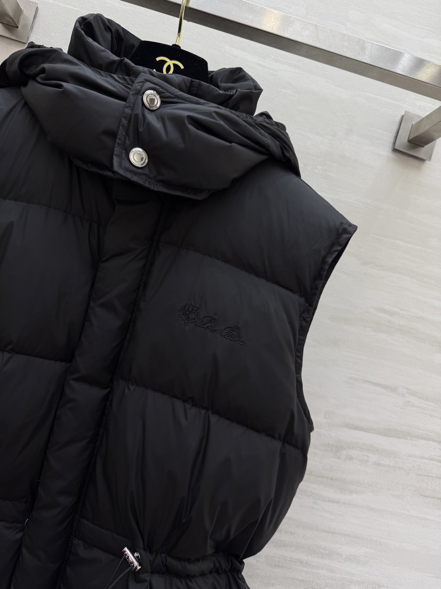 #Loro pian♡²⁵｜秋冬新款 连帽羽绒马甲外套 内里填充90国标白鸭绒 前襟logo刺绣🪡精致高