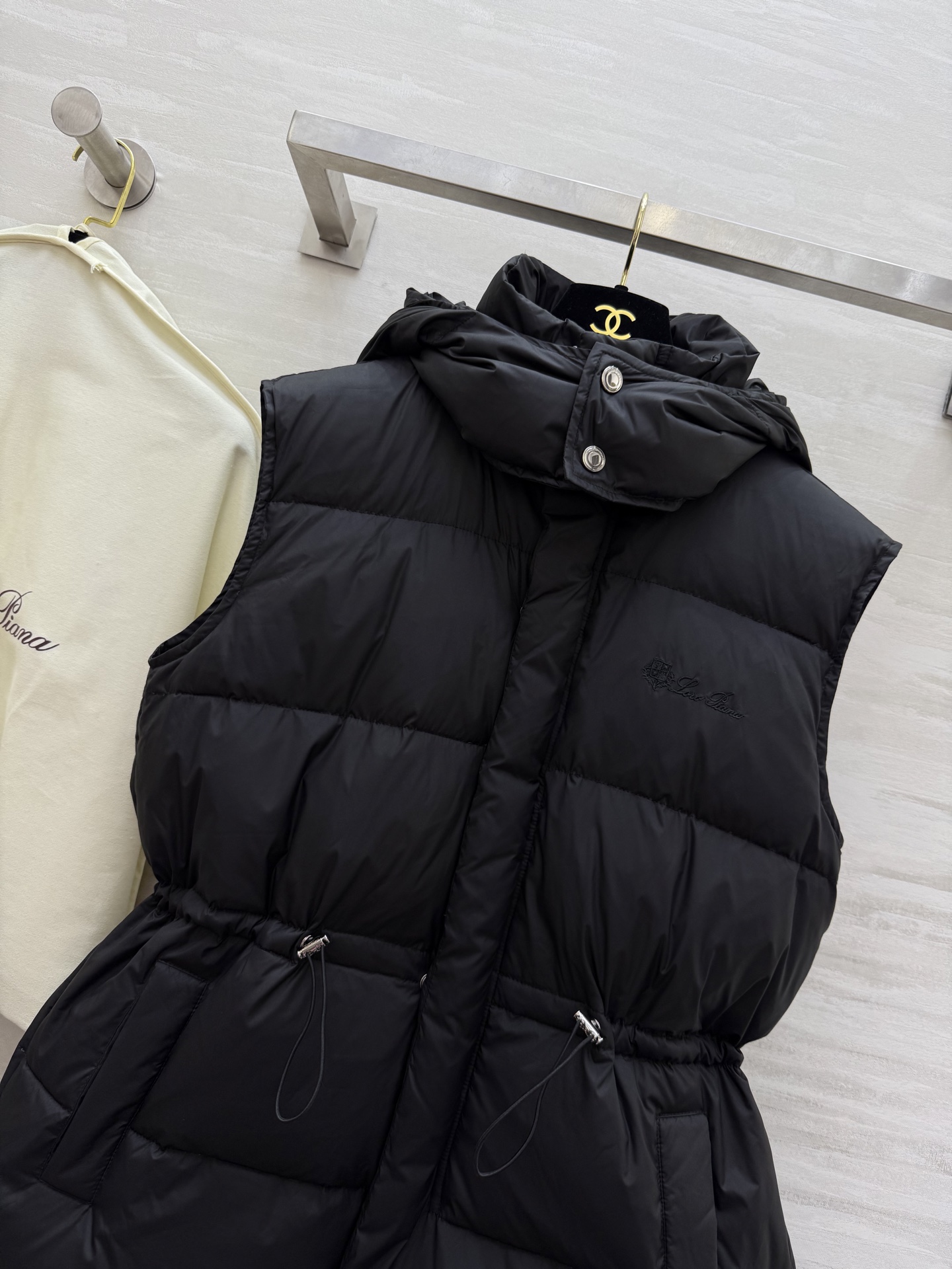 #Loro pian♡²⁵｜秋冬新款 连帽羽绒马甲外套 内里填充90国标白鸭绒 前襟logo刺绣🪡精致高