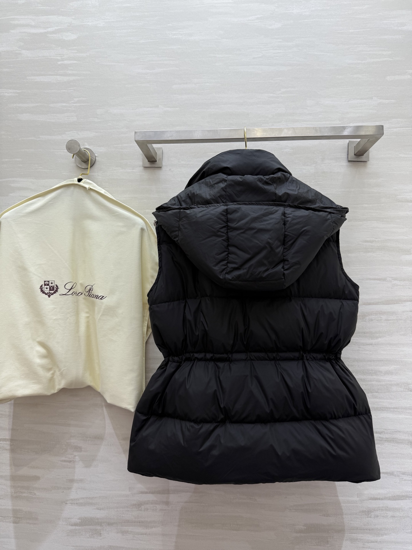 #Loro pian♡²⁵｜秋冬新款 连帽羽绒马甲外套 内里填充90国标白鸭绒 前襟logo刺绣🪡精致高
