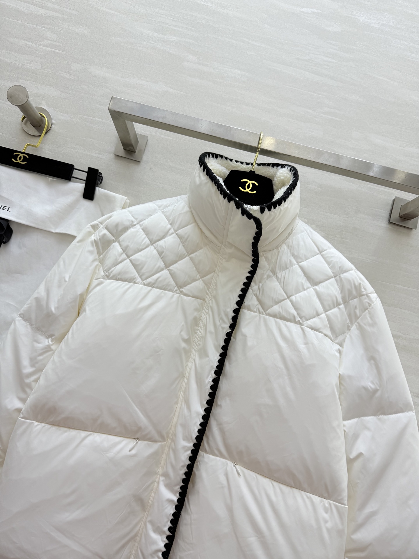 #Chane♡²⁵秋冬新款 羽绒服 黑色撞色边+精致镂空花边 优雅又时髦 填充90%白鸭绒 保暖力满分 