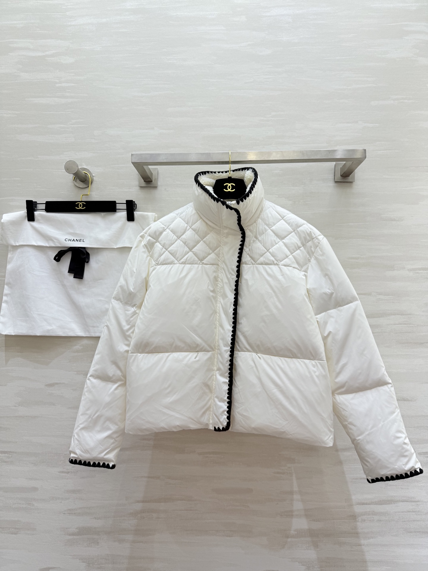 #Chane♡²⁵秋冬新款 羽绒服 黑色撞色边+精致镂空花边 优雅又时髦 填充90%白鸭绒 保暖力满分 