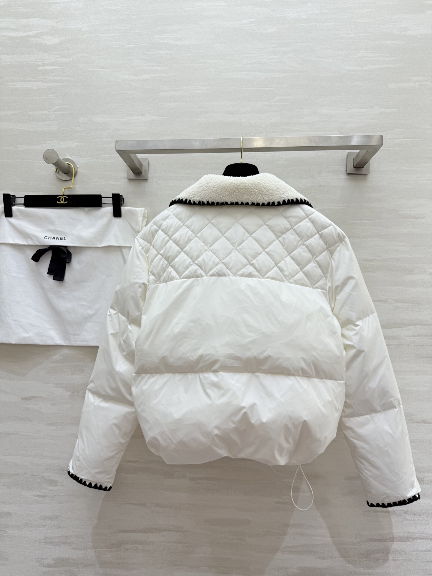 #Chane♡²⁵秋冬新款 羽绒服 黑色撞色边+精致镂空花边 优雅又时髦 填充90%白鸭绒 保暖力满分 