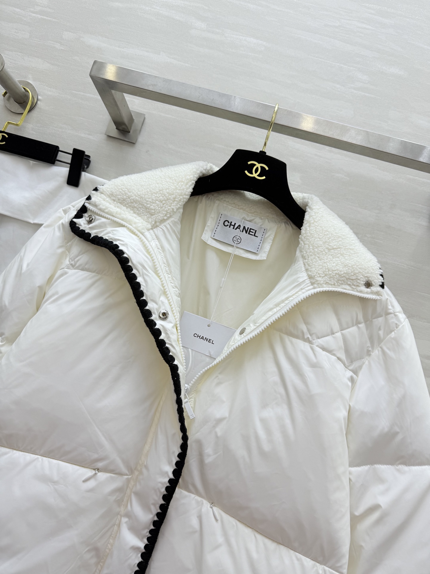 #Chane♡²⁵秋冬新款 羽绒服 黑色撞色边+精致镂空花边 优雅又时髦 填充90%白鸭绒 保暖力满分 