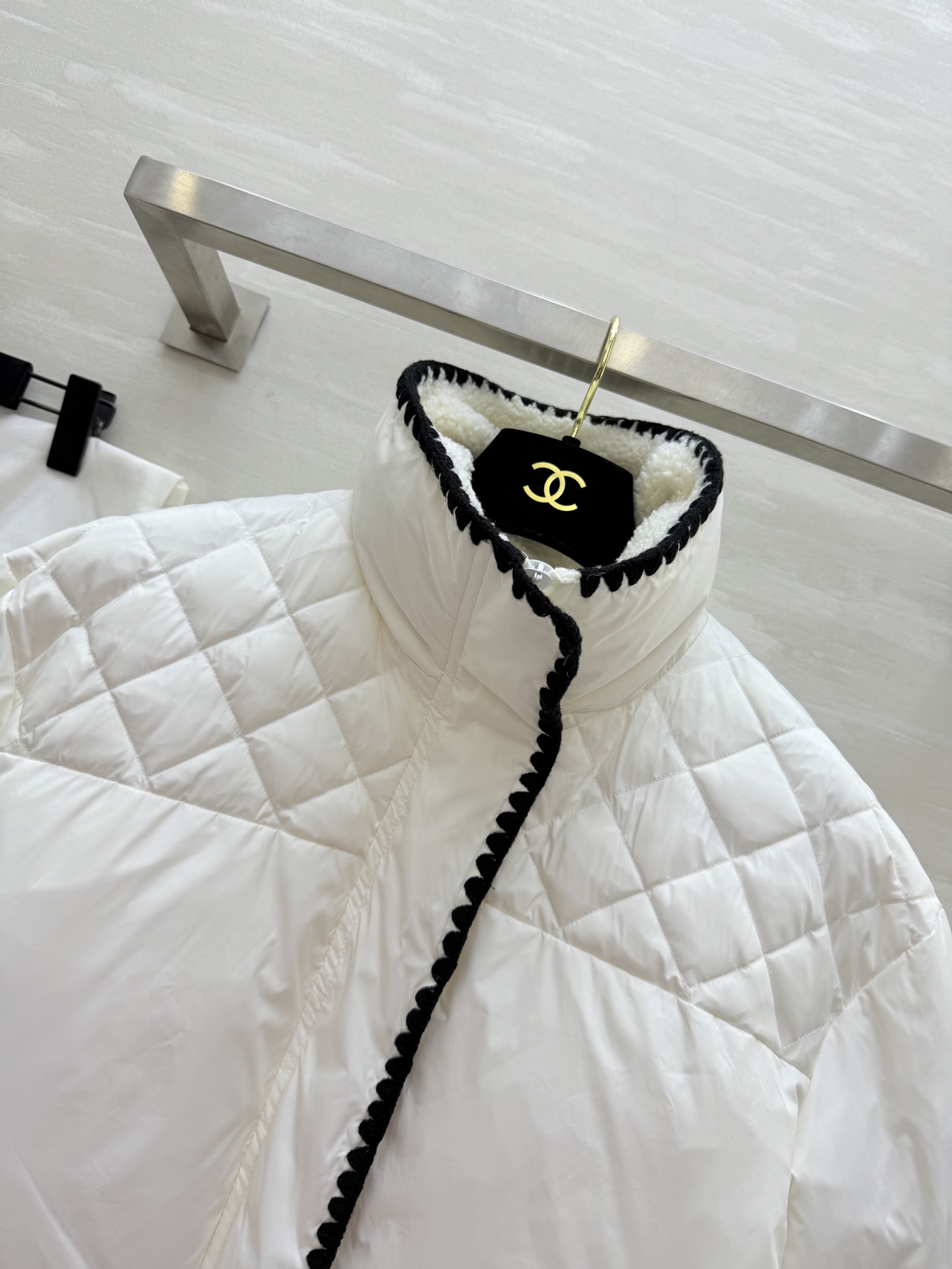 #Chane♡²⁵秋冬新款 羽绒服 黑色撞色边+精致镂空花边 优雅又时髦 填充90%白鸭绒 保暖力满分 