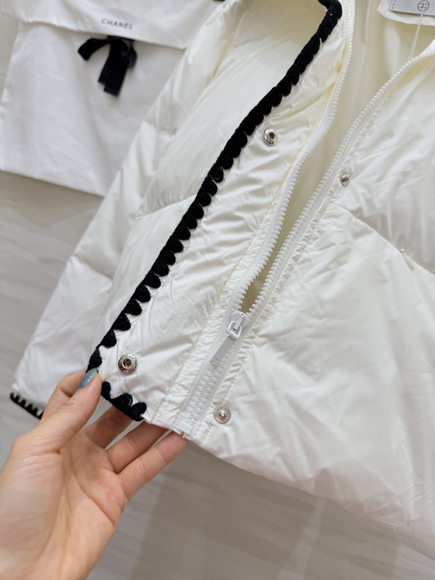 #Chane♡²⁵秋冬新款 羽绒服 黑色撞色边+精致镂空花边 优雅又时髦 填充90%白鸭绒 保暖力满分 