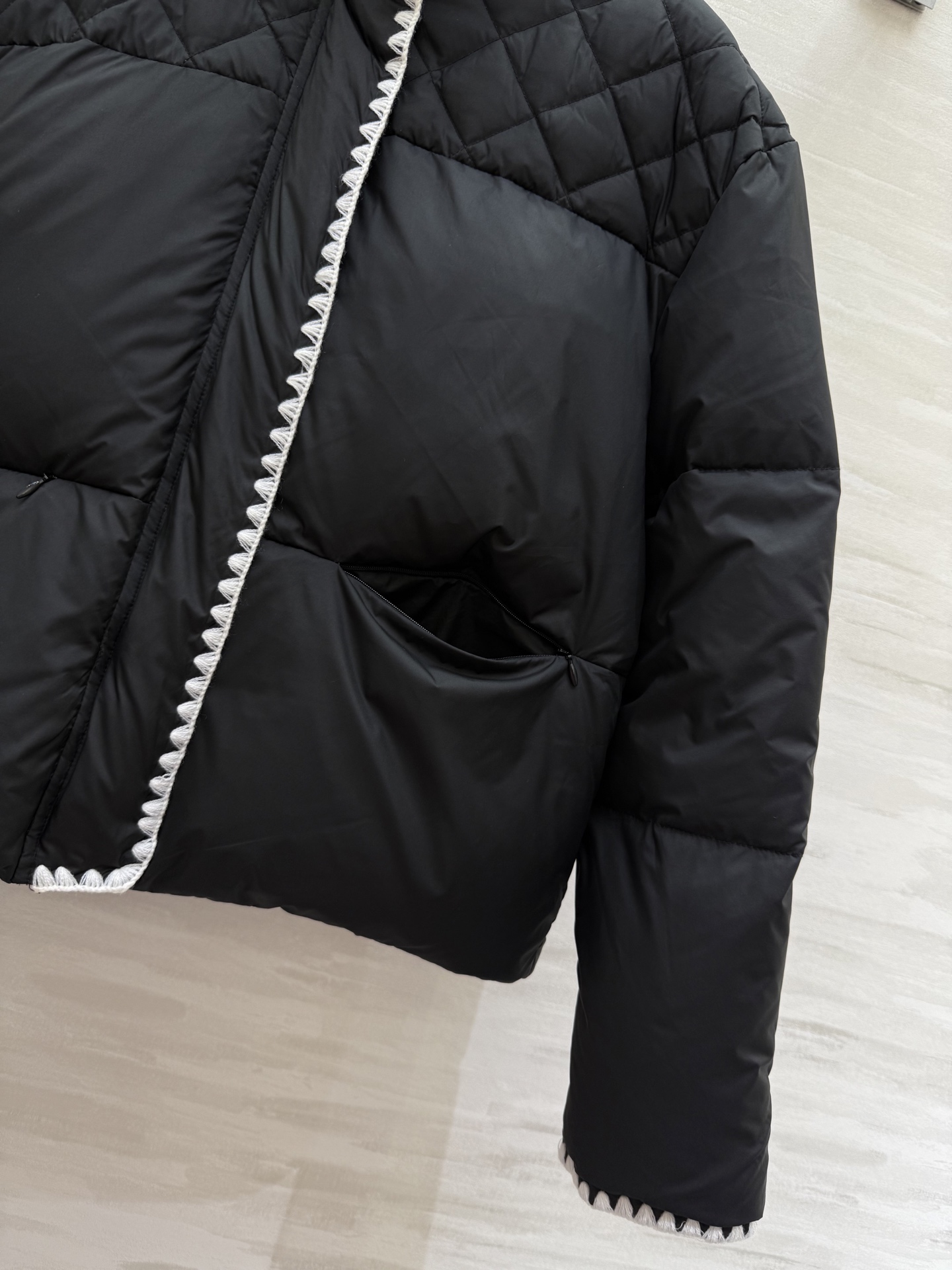 #Chane♡²⁵秋冬新款 羽绒服 黑色撞色边+精致镂空花边 优雅又时髦 填充90%白鸭绒 保暖力满分 