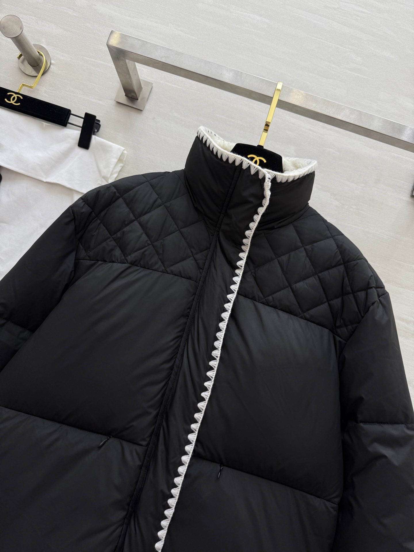 #Chane♡²⁵秋冬新款 羽绒服 黑色撞色边+精致镂空花边 优雅又时髦 填充90%白鸭绒 保暖力满分 