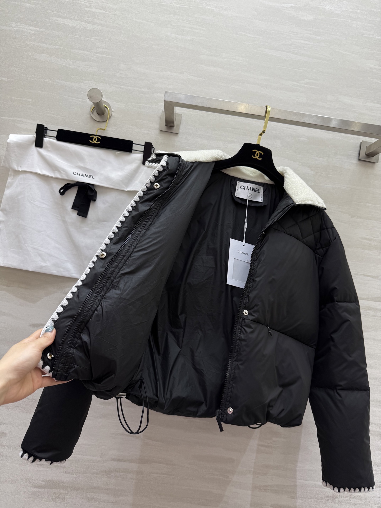 #Chane♡²⁵秋冬新款 羽绒服 黑色撞色边+精致镂空花边 优雅又时髦 填充90%白鸭绒 保暖力满分 