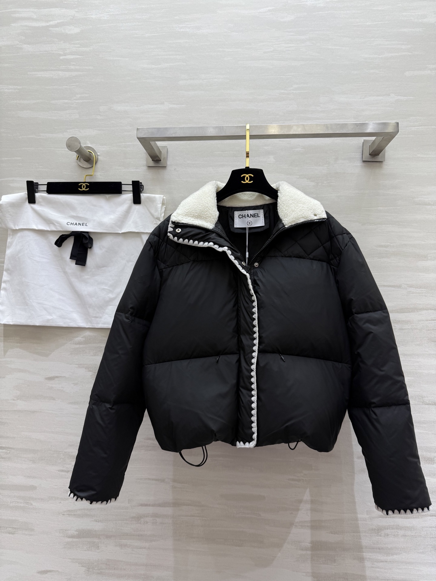 #Chane♡²⁵秋冬新款 羽绒服 黑色撞色边+精致镂空花边 优雅又时髦 填充90%白鸭绒 保暖力满分 