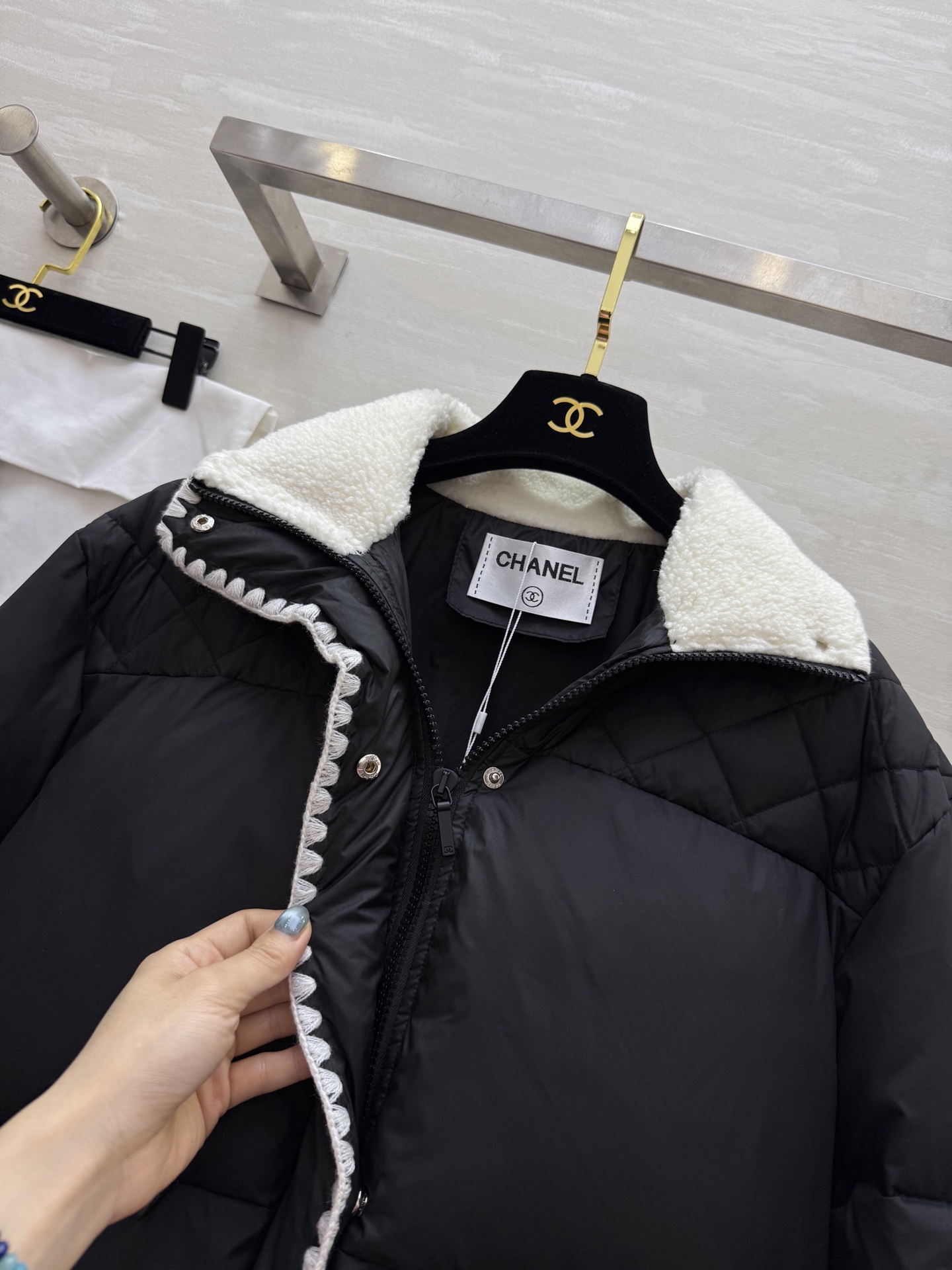 #Chane♡²⁵秋冬新款 羽绒服 黑色撞色边+精致镂空花边 优雅又时髦 填充90%白鸭绒 保暖力满分 