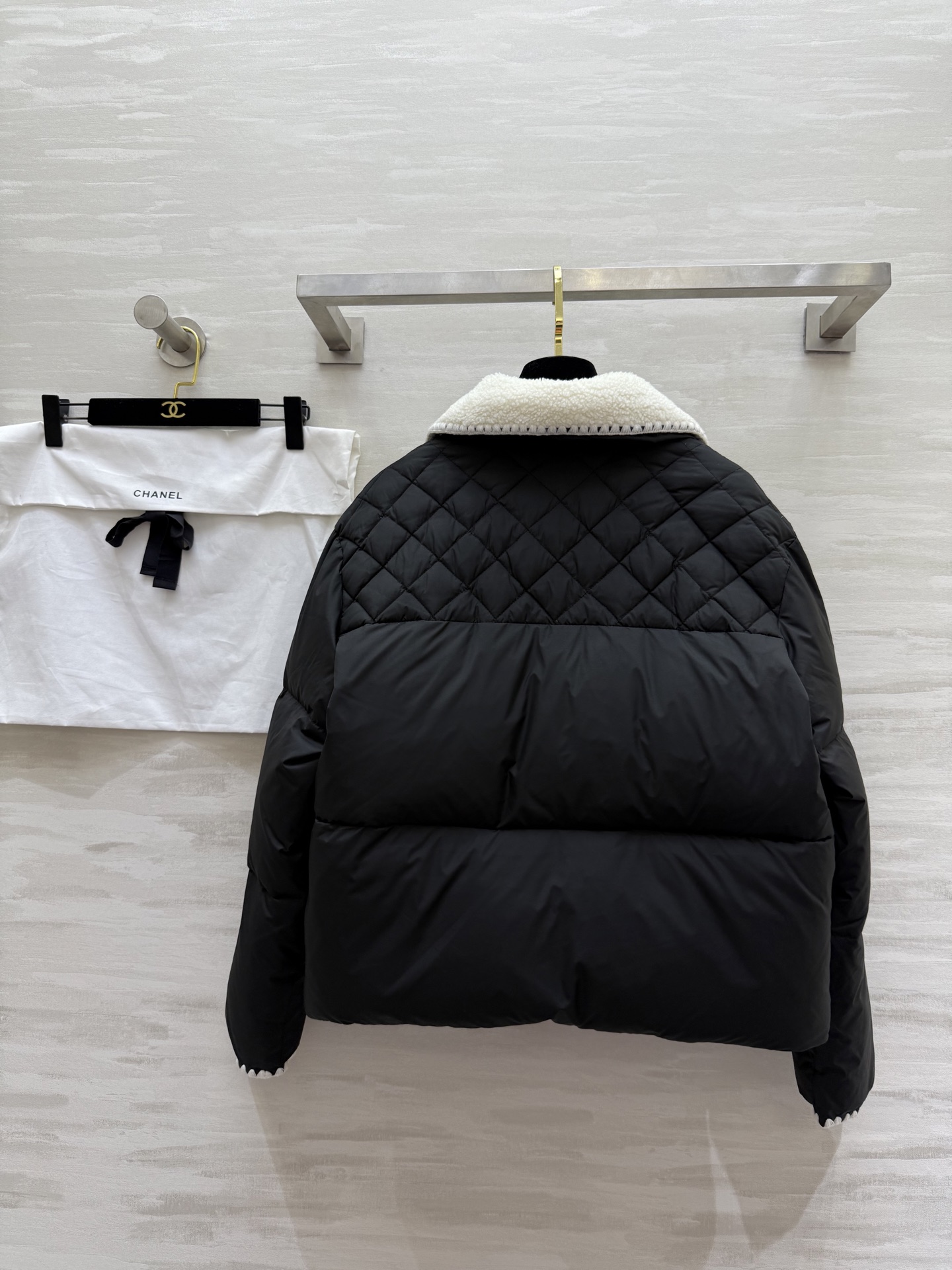 #Chane♡²⁵秋冬新款 羽绒服 黑色撞色边+精致镂空花边 优雅又时髦 填充90%白鸭绒 保暖力满分 