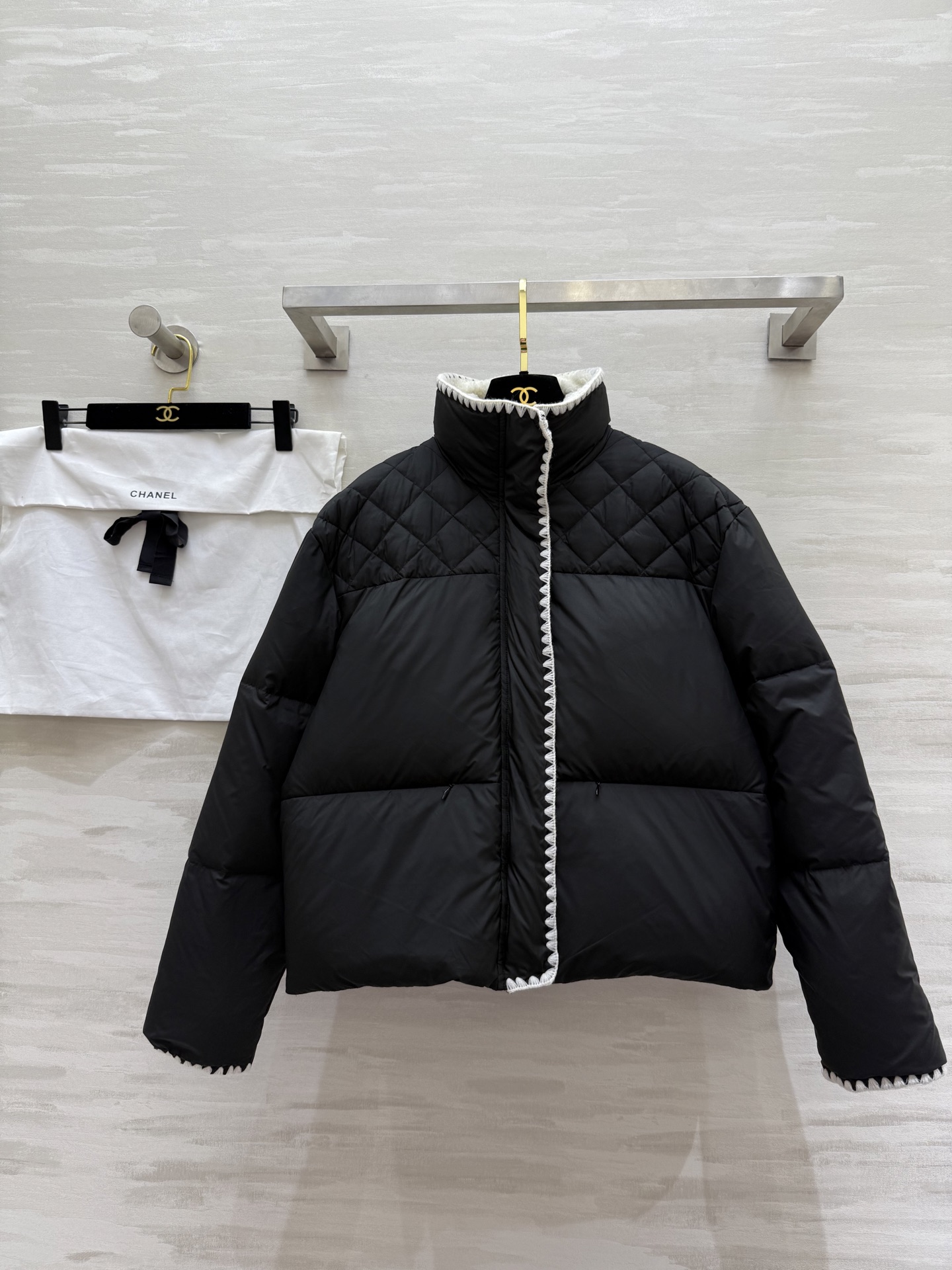 #Chane♡²⁵秋冬新款 羽绒服 黑色撞色边+精致镂空花边 优雅又时髦 填充90%白鸭绒 保暖力满分 