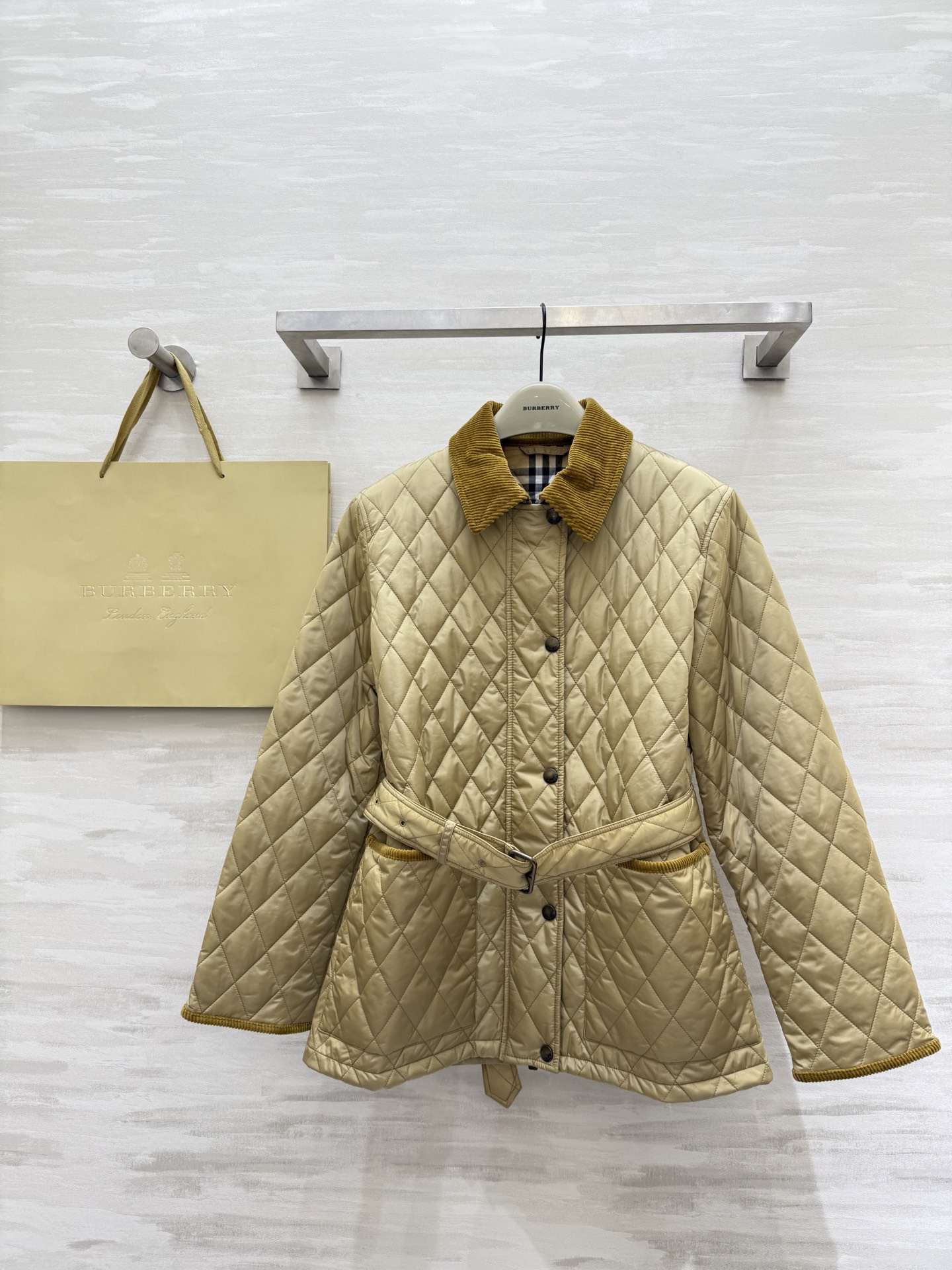 NO:576136,#Burberr Autumn and winter rhombus waisted cotton jacket, classic plaid lining + corduroy collar, retro and fashionable!  The belt design is very flattering and has perfect warmth retention. It is very suitable for autumn and winter. The mid-length size is suitable for all body types. Pair it with a scarf or boots to easily get a winter atmosphere. It is practical and versatile. It is a must-have item in your autumn and winter wardrobe!  High-quality customization, available in stock first size S/M/L/XL/XXL (S size shoulder width 40, bust 98, length 67),, burberry, boots, alexander wang19860909#Burberr秋冬菱格收腰棉服 经典格纹内衬+灯芯绒领口 复古又时髦！腰带设计超显身材 保暖力满分 秋冬穿超合适 中长款尺码适合各种体型 搭配围巾或靴子 轻松get冬日氛围感 实用又百搭 是秋冬衣橱必备单品！高品质定制 现货首发sizeS/M/L/XL/XXL（S码肩宽40,胸围98,衣长67）,,burberry,boots,alexander wang,Women's clothing