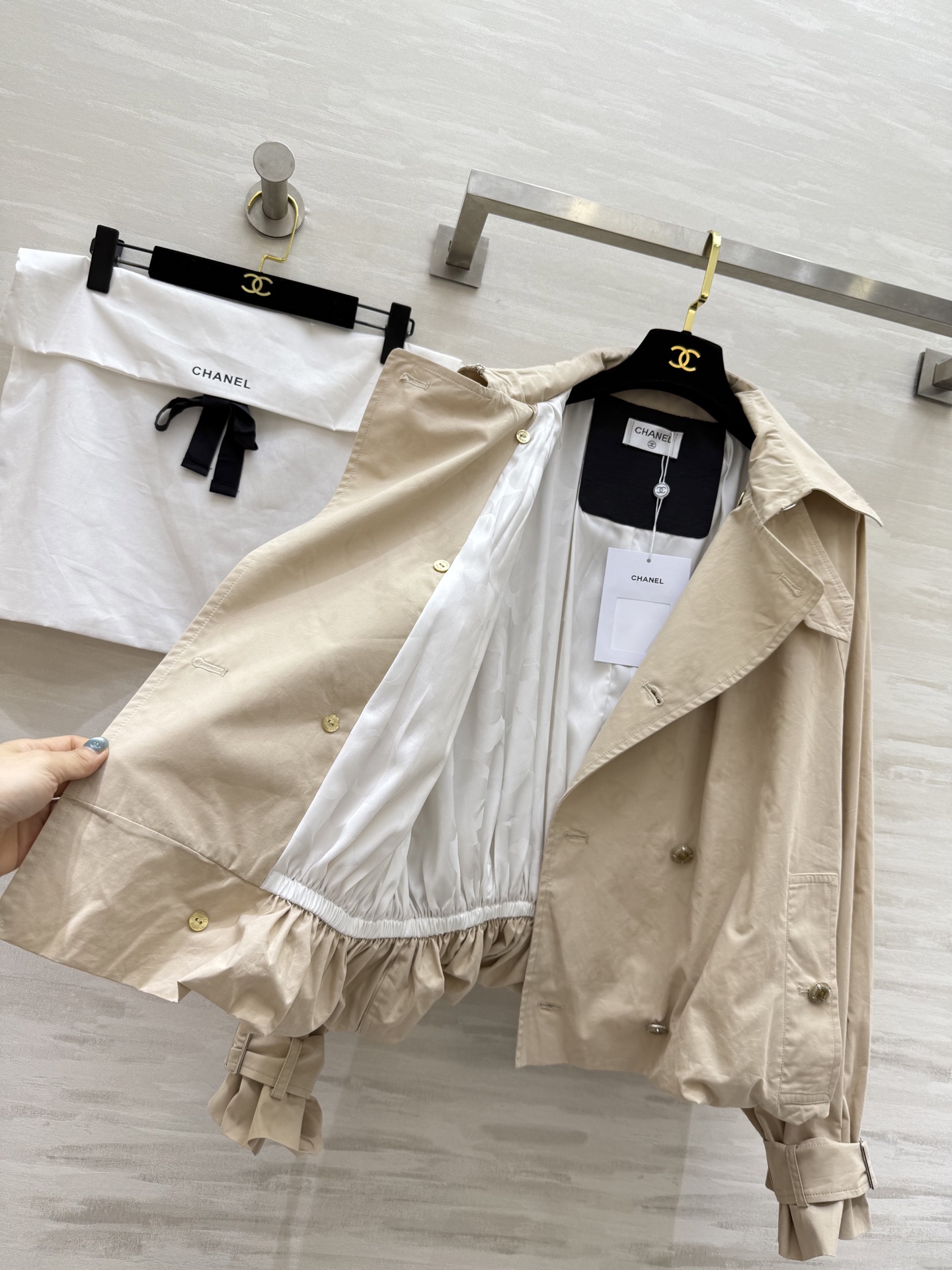 #Chane♡²⁵B新款 卡其色暗纹双C满印logo风衣外套 高品质定制 现货首发size：36/38/