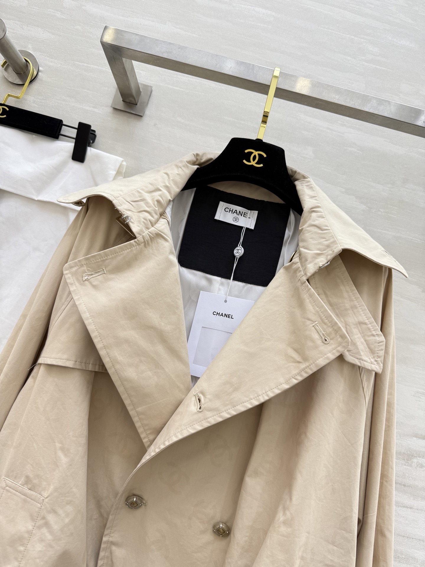 #Chane♡²⁵B新款 卡其色暗纹双C满印logo风衣外套 高品质定制 现货首发size：36/38/