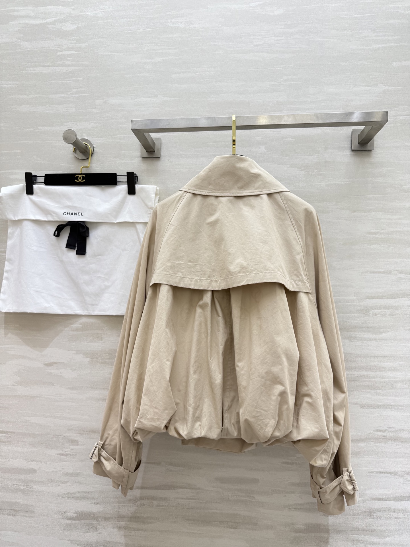 #Chane♡²⁵B新款 卡其色暗纹双C满印logo风衣外套 高品质定制 现货首发size：36/38/