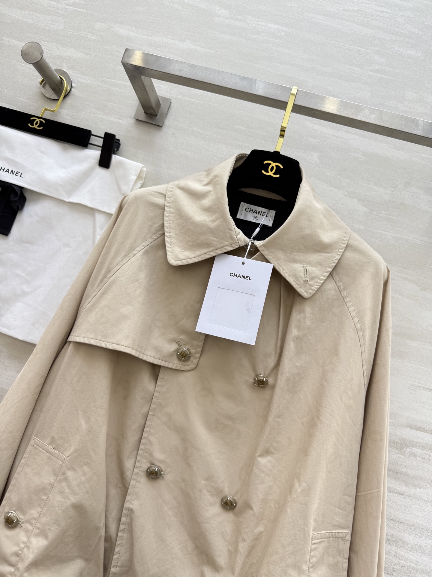 #Chane♡²⁵B新款 卡其色暗纹双C满印logo风衣外套 高品质定制 现货首发size：36/38/