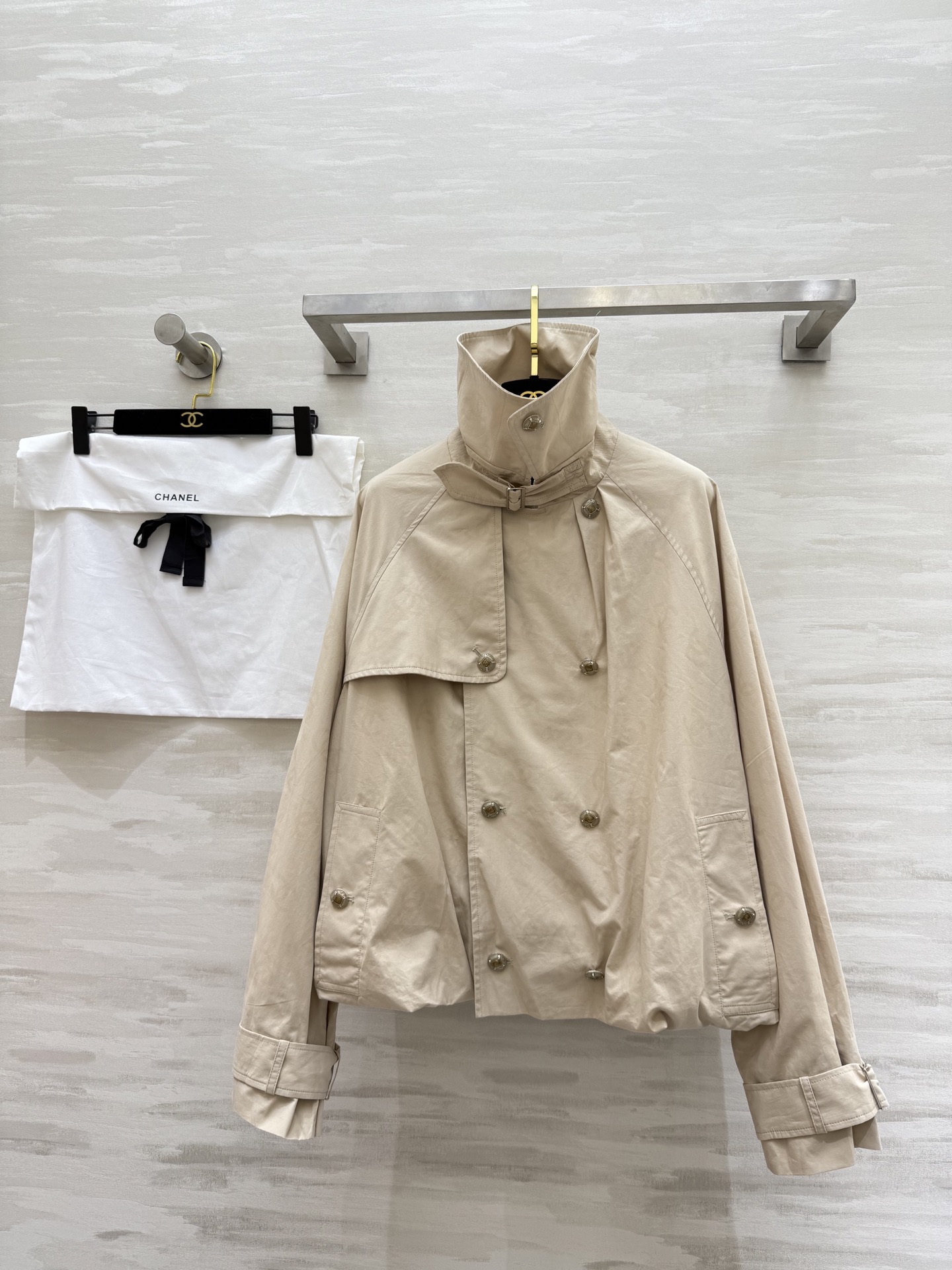 NO:576146,#ChaneB New style khaki dark pattern double C all over printed logo windbreaker jacket, high quality customization, ready for sale, size 36/38/40 (36 size bust 132, length 55),,chanel,jackets & coats,alexander wang19860909#ChaneB新款 卡其色暗纹双C满印logo风衣外套 高品质定制 现货首发size36/38/40（36码胸围132,衣长55）,,chanel,jackets & coats,alexander wang,Women's clothing