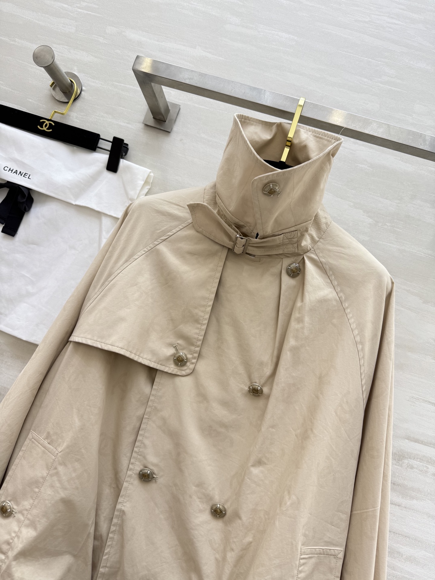 #Chane♡²⁵B新款 卡其色暗纹双C满印logo风衣外套 高品质定制 现货首发size：36/38/