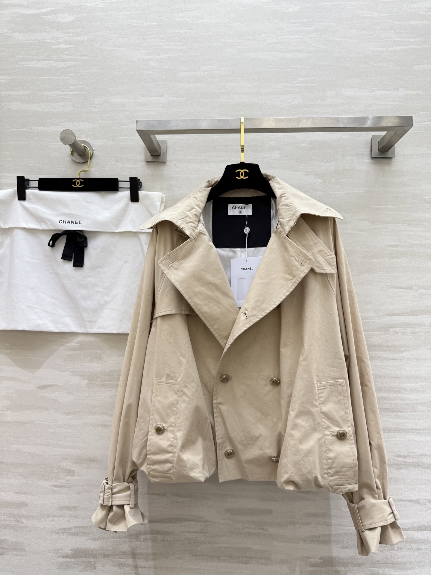 #Chane♡²⁵B新款 卡其色暗纹双C满印logo风衣外套 高品质定制 现货首发size：36/38/