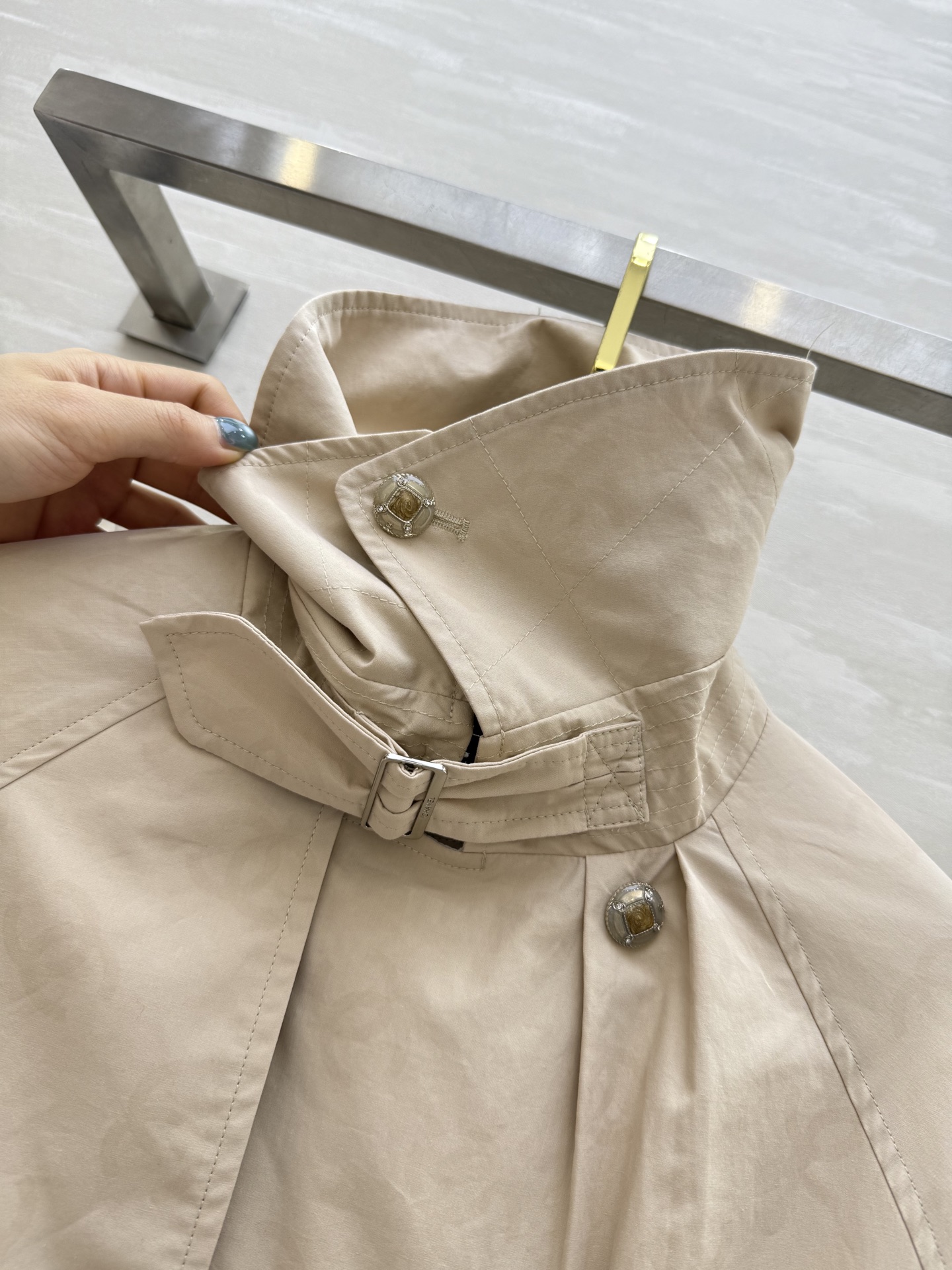 #Chane♡²⁵B新款 卡其色暗纹双C满印logo风衣外套 高品质定制 现货首发size：36/38/