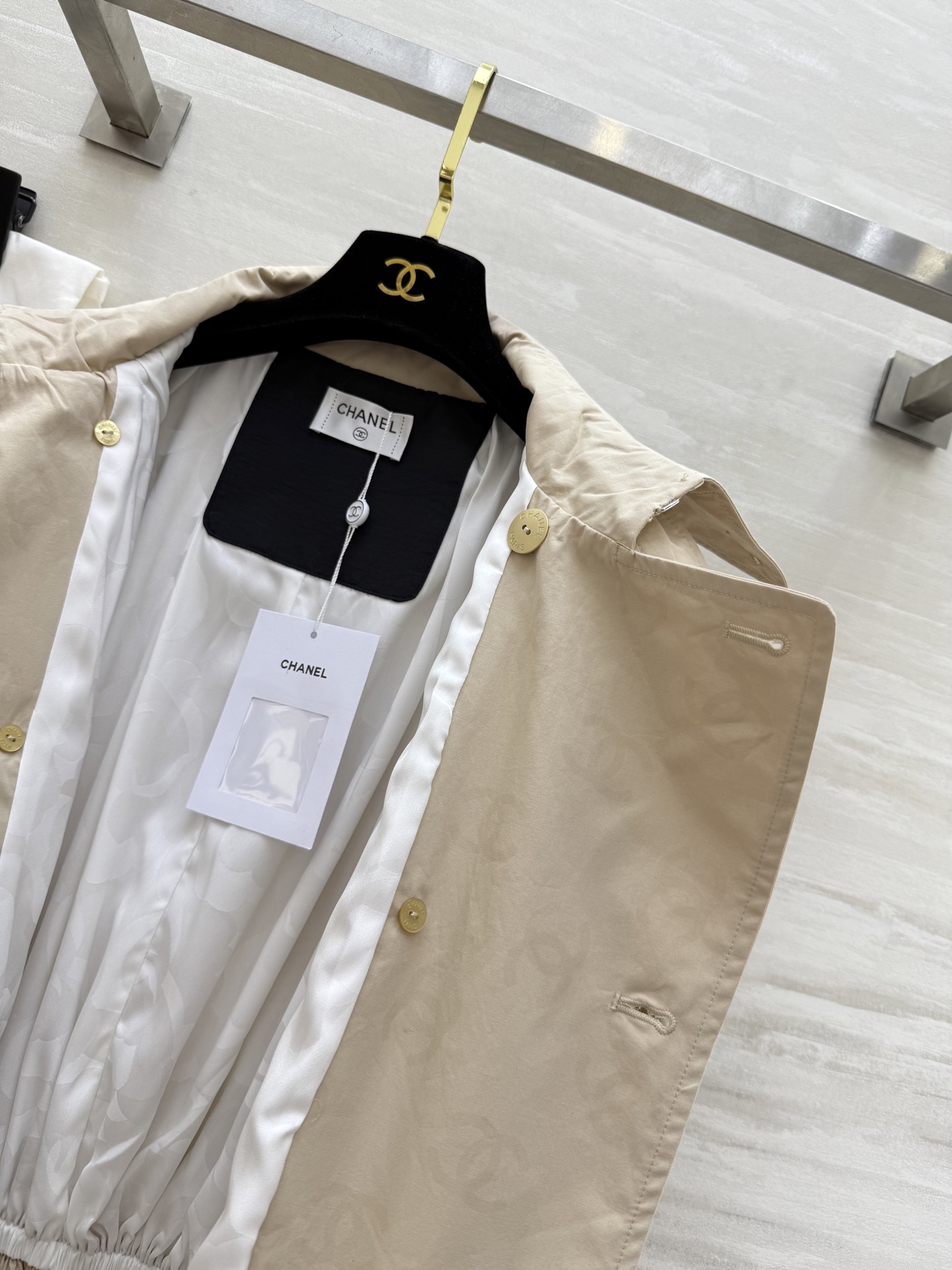 #Chane♡²⁵B新款 卡其色暗纹双C满印logo风衣外套 高品质定制 现货首发size：36/38/