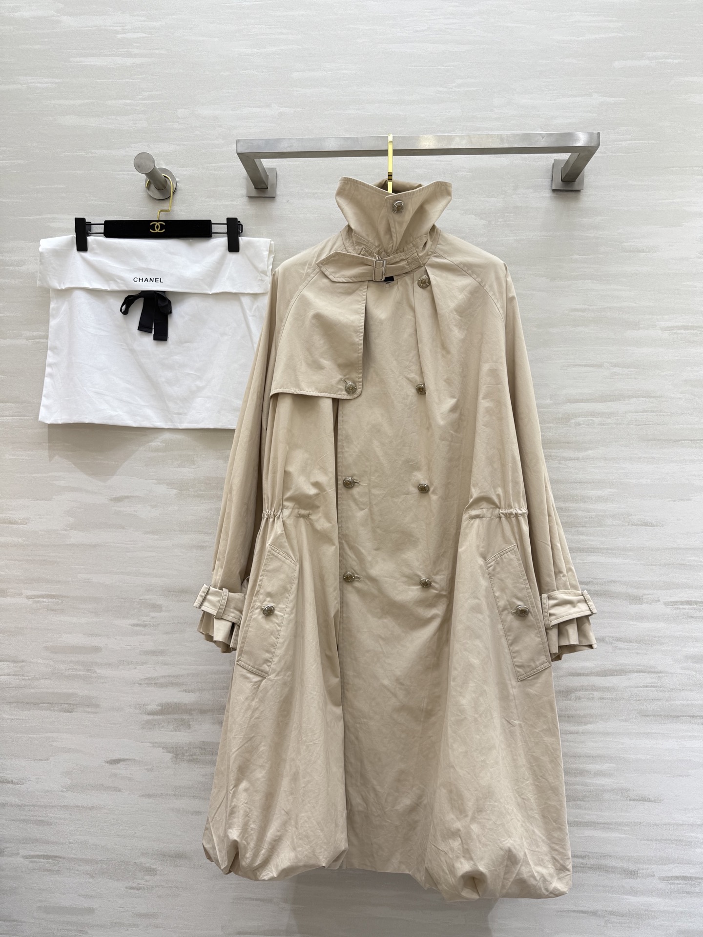 #Chane♡²⁵B新款 卡其色暗纹双C满印logo长款风衣外套 高品质定制 现货首发size：36/3