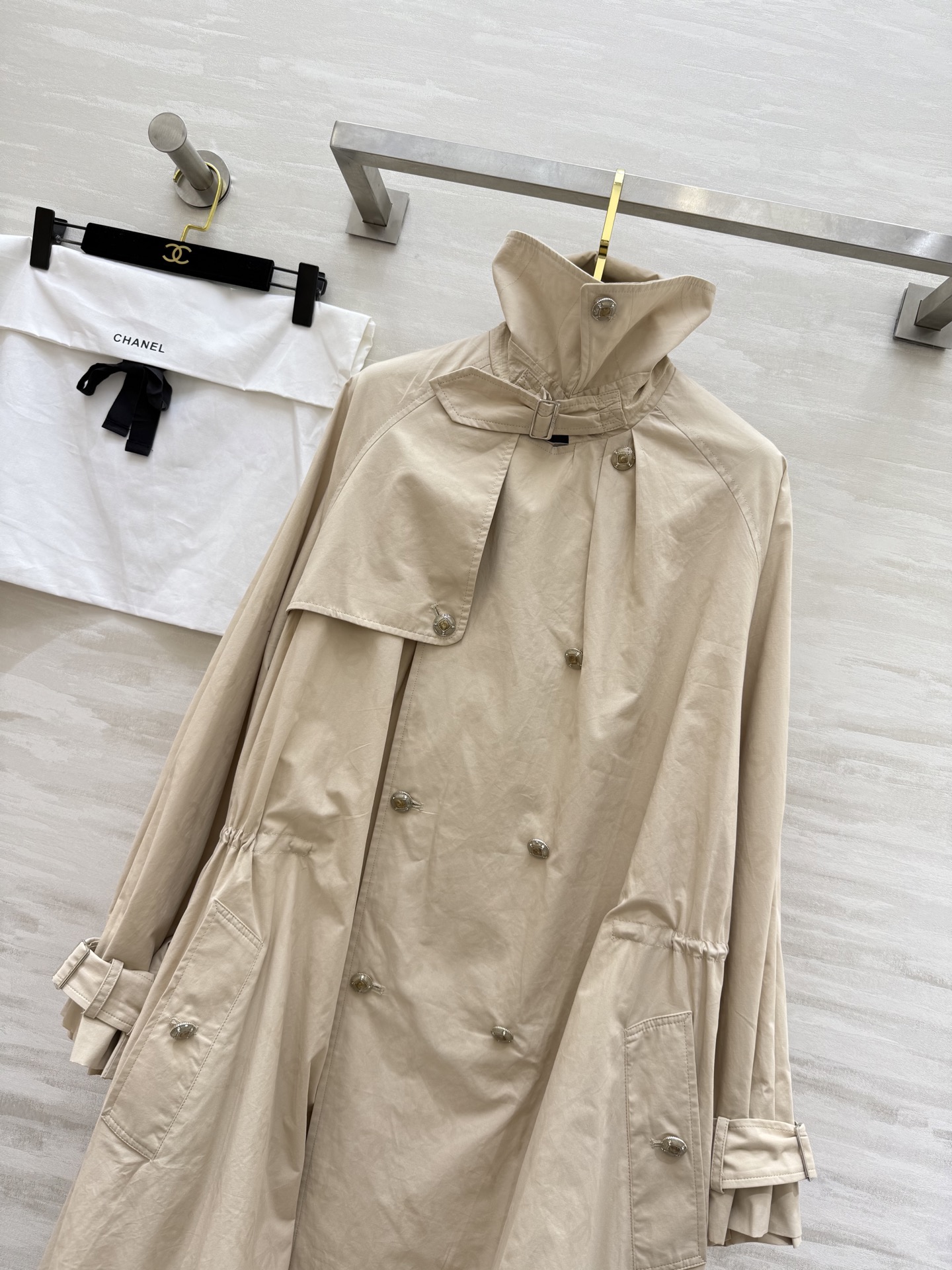 #Chane♡²⁵B新款 卡其色暗纹双C满印logo长款风衣外套 高品质定制 现货首发size：36/3