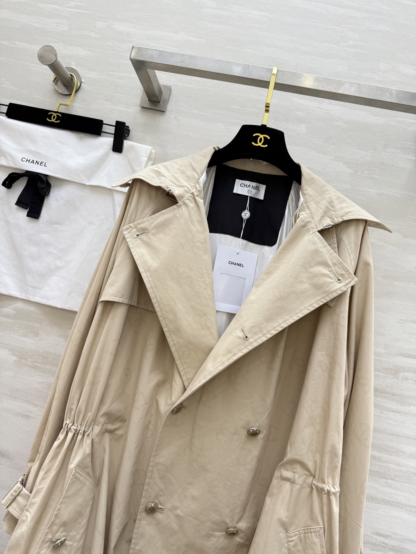 #Chane♡²⁵B新款 卡其色暗纹双C满印logo长款风衣外套 高品质定制 现货首发size：36/3