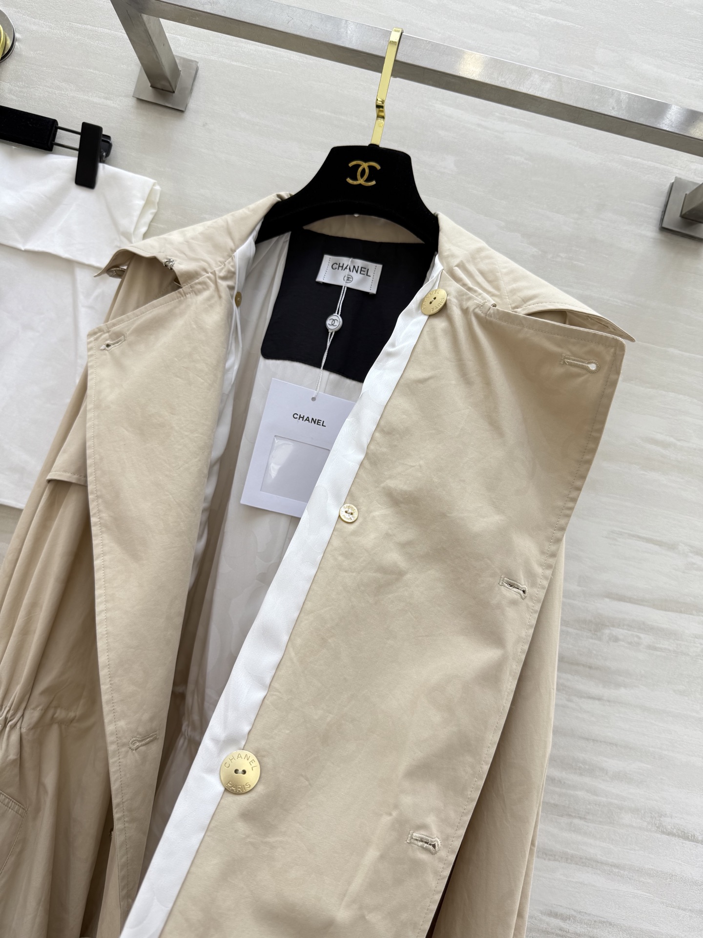 #Chane♡²⁵B新款 卡其色暗纹双C满印logo长款风衣外套 高品质定制 现货首发size：36/3