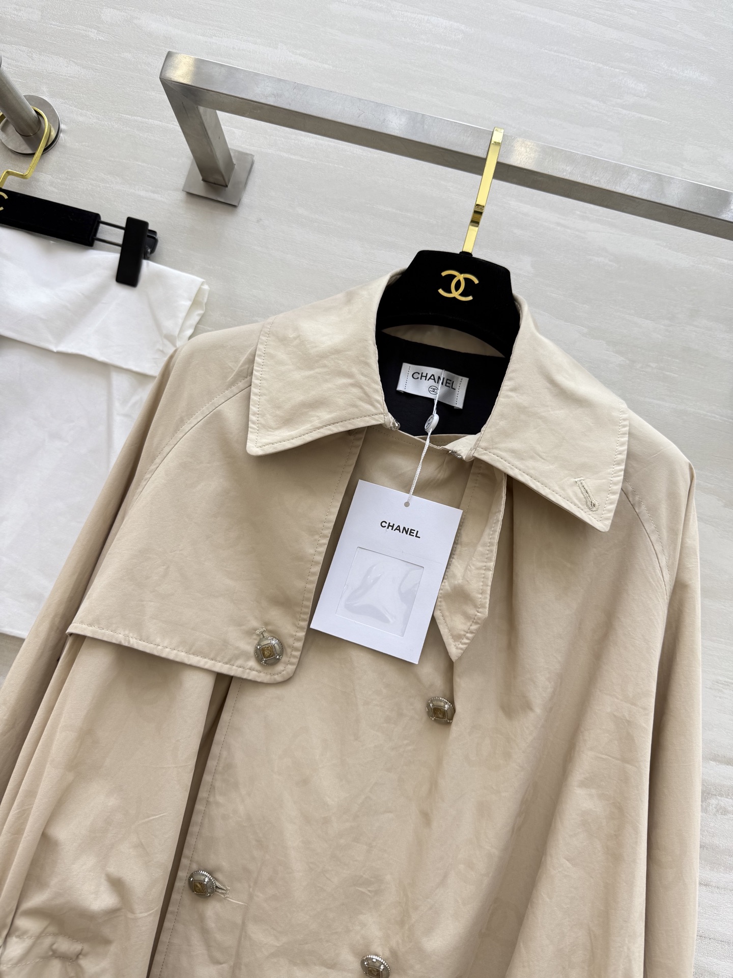 #Chane♡²⁵B新款 卡其色暗纹双C满印logo长款风衣外套 高品质定制 现货首发size：36/3