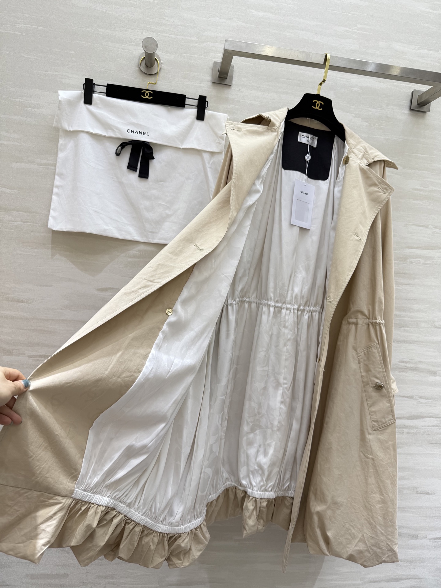 #Chane♡²⁵B新款 卡其色暗纹双C满印logo长款风衣外套 高品质定制 现货首发size：36/3