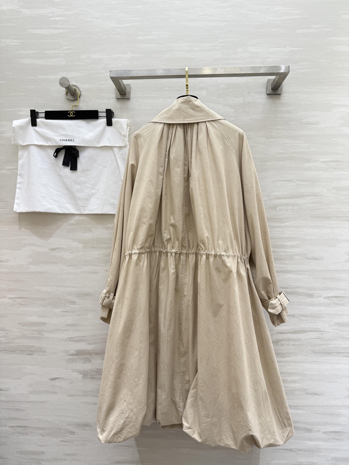 #Chane♡²⁵B新款 卡其色暗纹双C满印logo长款风衣外套 高品质定制 现货首发size：36/3