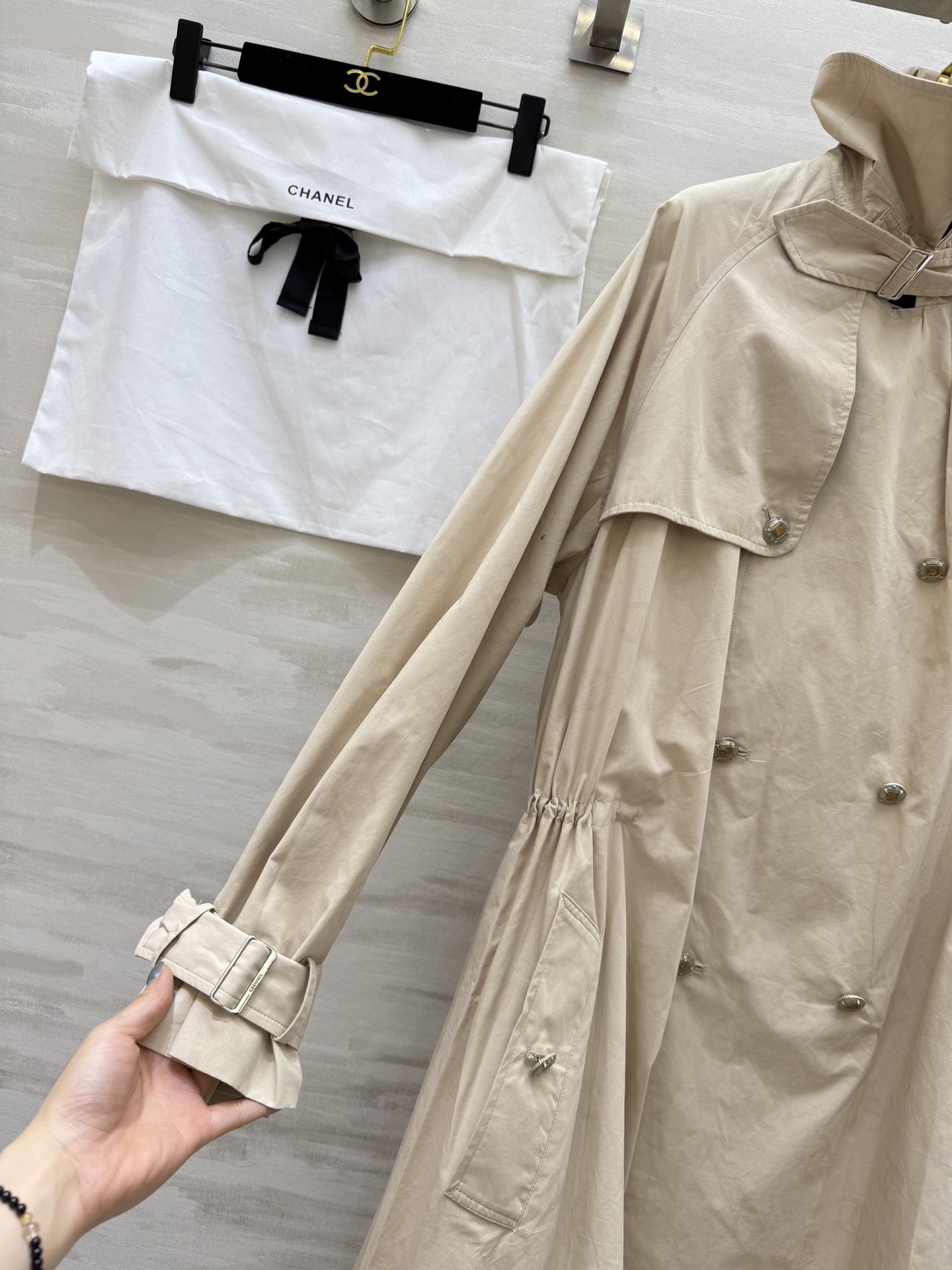#Chane♡²⁵B新款 卡其色暗纹双C满印logo长款风衣外套 高品质定制 现货首发size：36/3