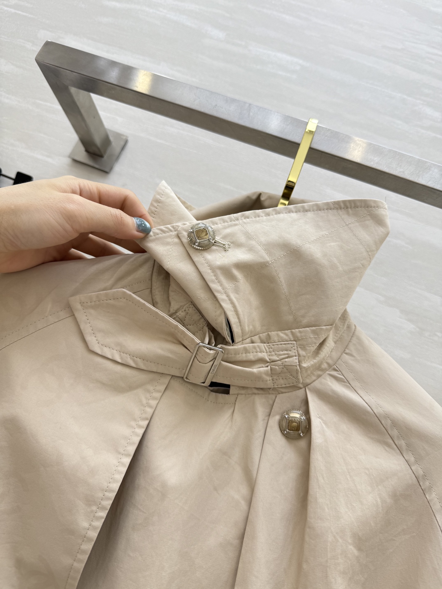 #Chane♡²⁵B新款 卡其色暗纹双C满印logo长款风衣外套 高品质定制 现货首发size：36/3