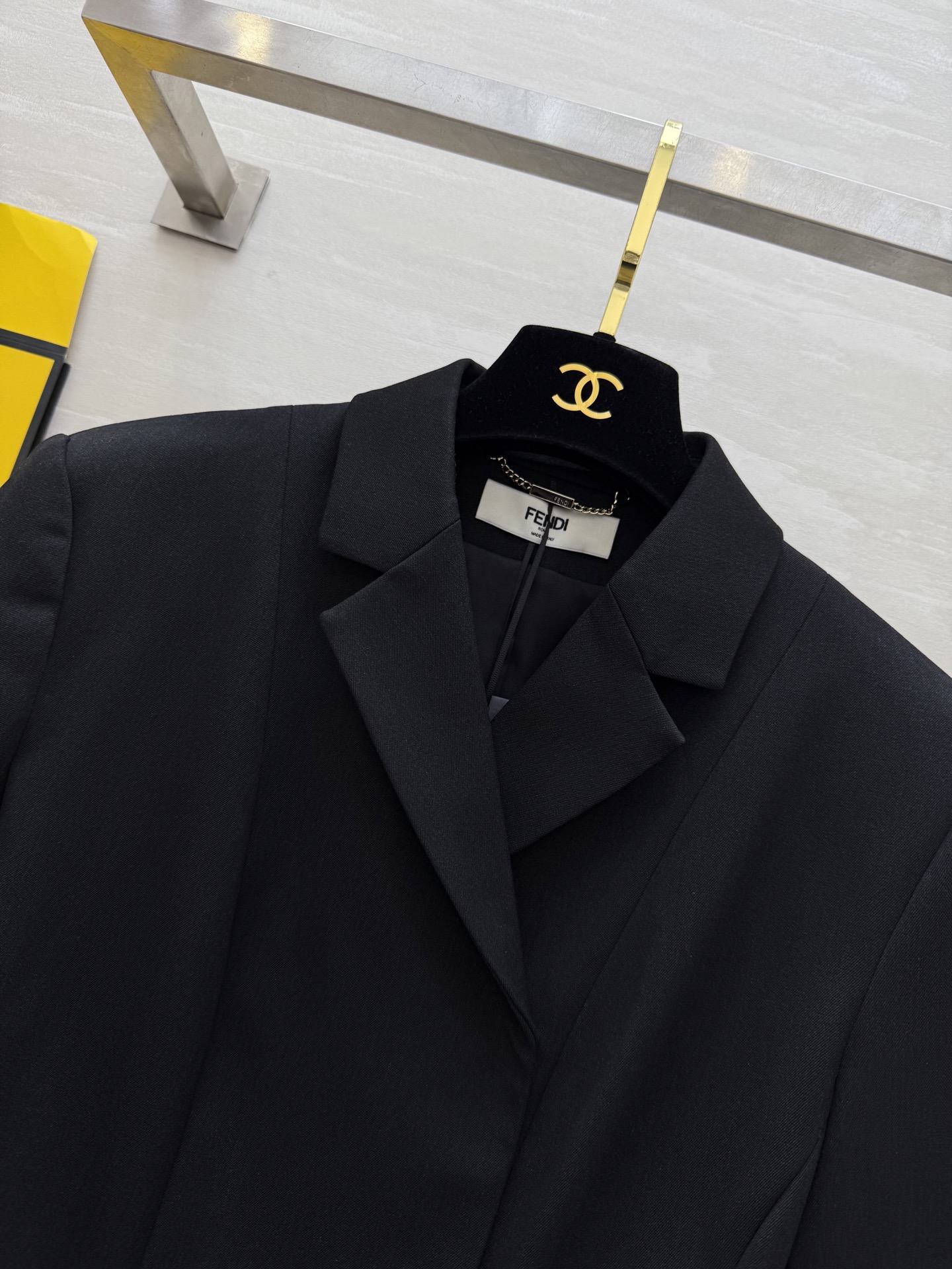 #FEND♡²⁵｜今日份穿搭 职场黑玫瑰一身利落西装式上衣腰带一收，气场拉满！走路带风的职场丽人感💼拎上