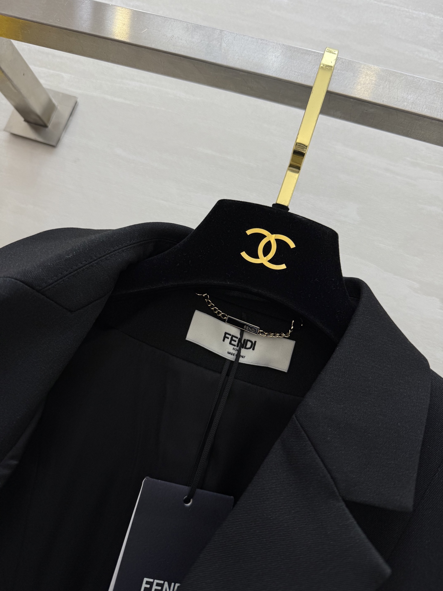 #FEND♡²⁵｜今日份穿搭 职场黑玫瑰一身利落西装式上衣腰带一收，气场拉满！走路带风的职场丽人感💼拎上