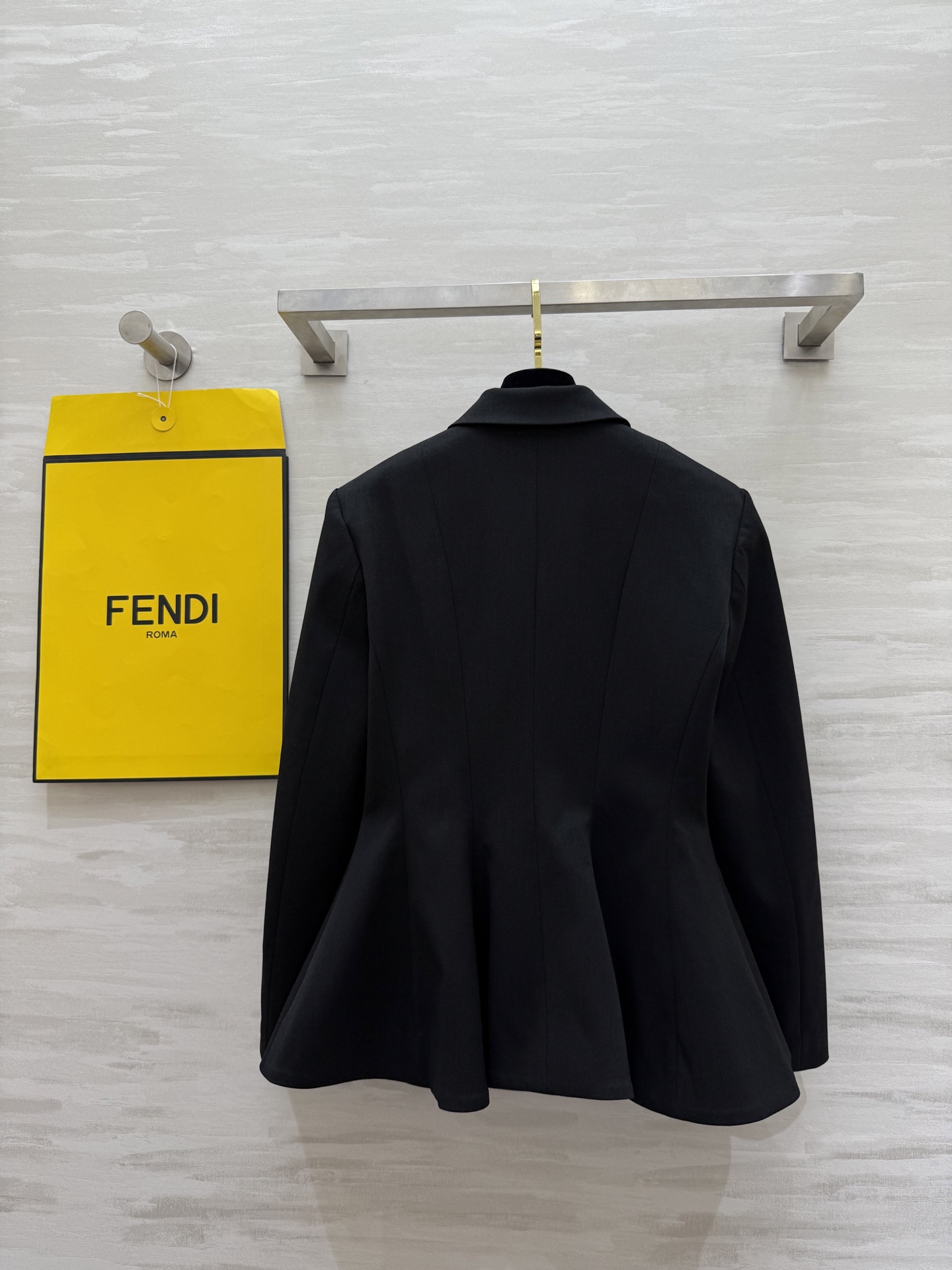 #FEND♡²⁵｜今日份穿搭 职场黑玫瑰一身利落西装式上衣腰带一收，气场拉满！走路带风的职场丽人感💼拎上