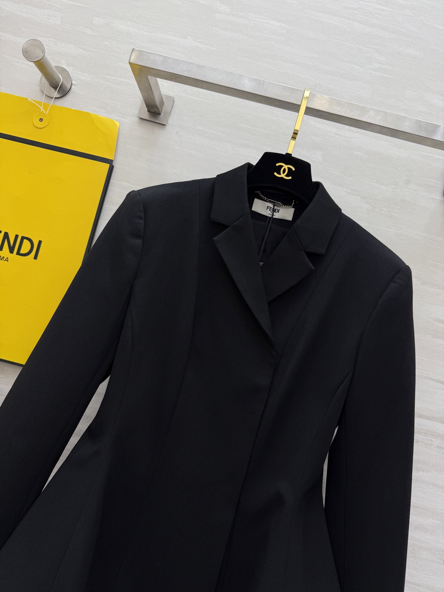 #FEND♡²⁵｜今日份穿搭 职场黑玫瑰一身利落西装式上衣腰带一收，气场拉满！走路带风的职场丽人感💼拎上