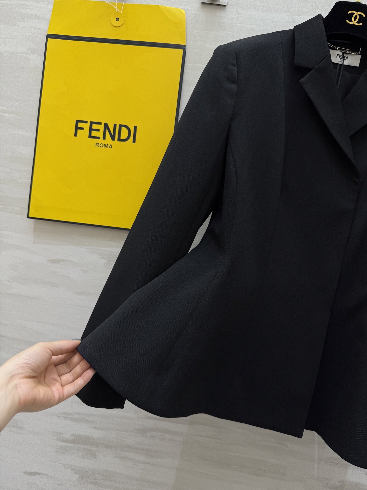 #FEND♡²⁵｜今日份穿搭 职场黑玫瑰一身利落西装式上衣腰带一收，气场拉满！走路带风的职场丽人感💼拎上