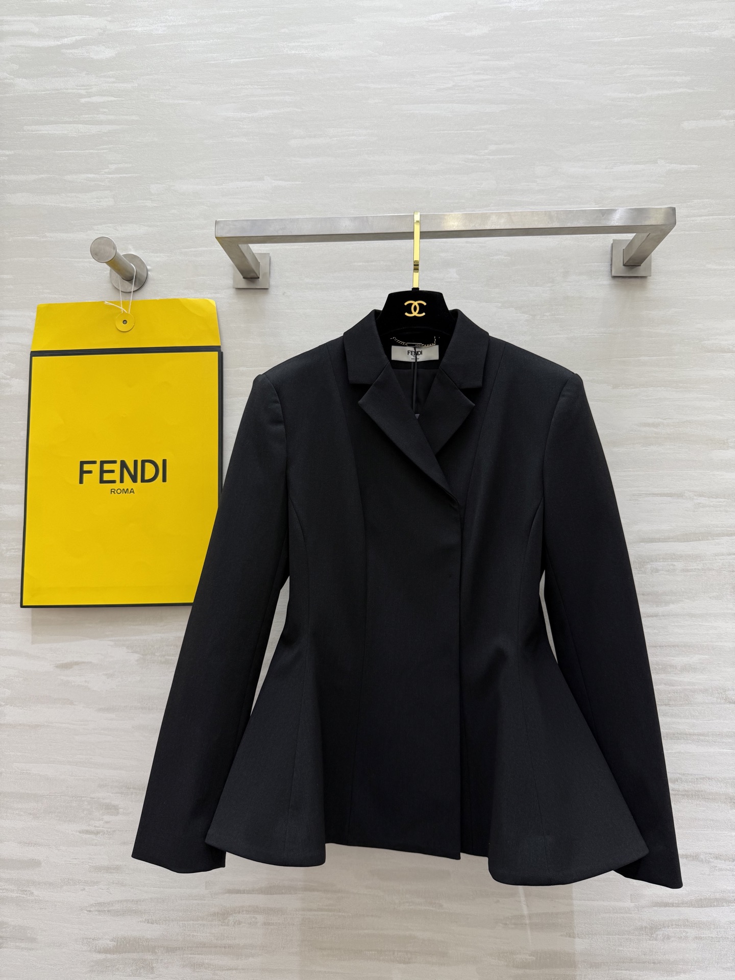 #FEND♡²⁵｜今日份穿搭 职场黑玫瑰一身利落西装式上衣腰带一收，气场拉满！走路带风的职场丽人感💼拎上