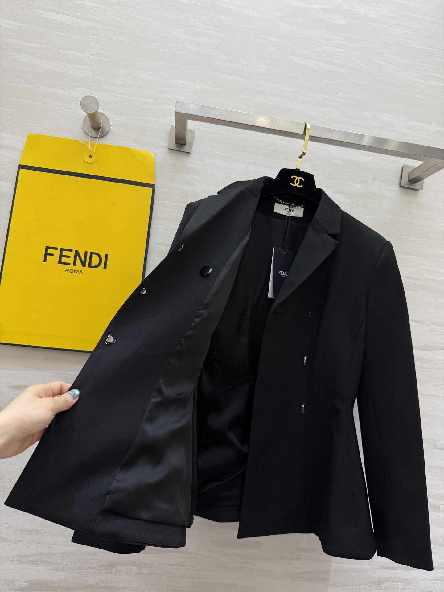 #FEND♡²⁵｜今日份穿搭 职场黑玫瑰一身利落西装式上衣腰带一收，气场拉满！走路带风的职场丽人感💼拎上