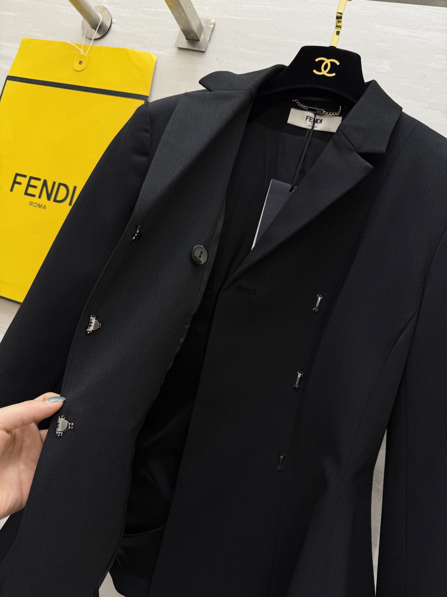 #FEND♡²⁵｜今日份穿搭 职场黑玫瑰一身利落西装式上衣腰带一收，气场拉满！走路带风的职场丽人感💼拎上