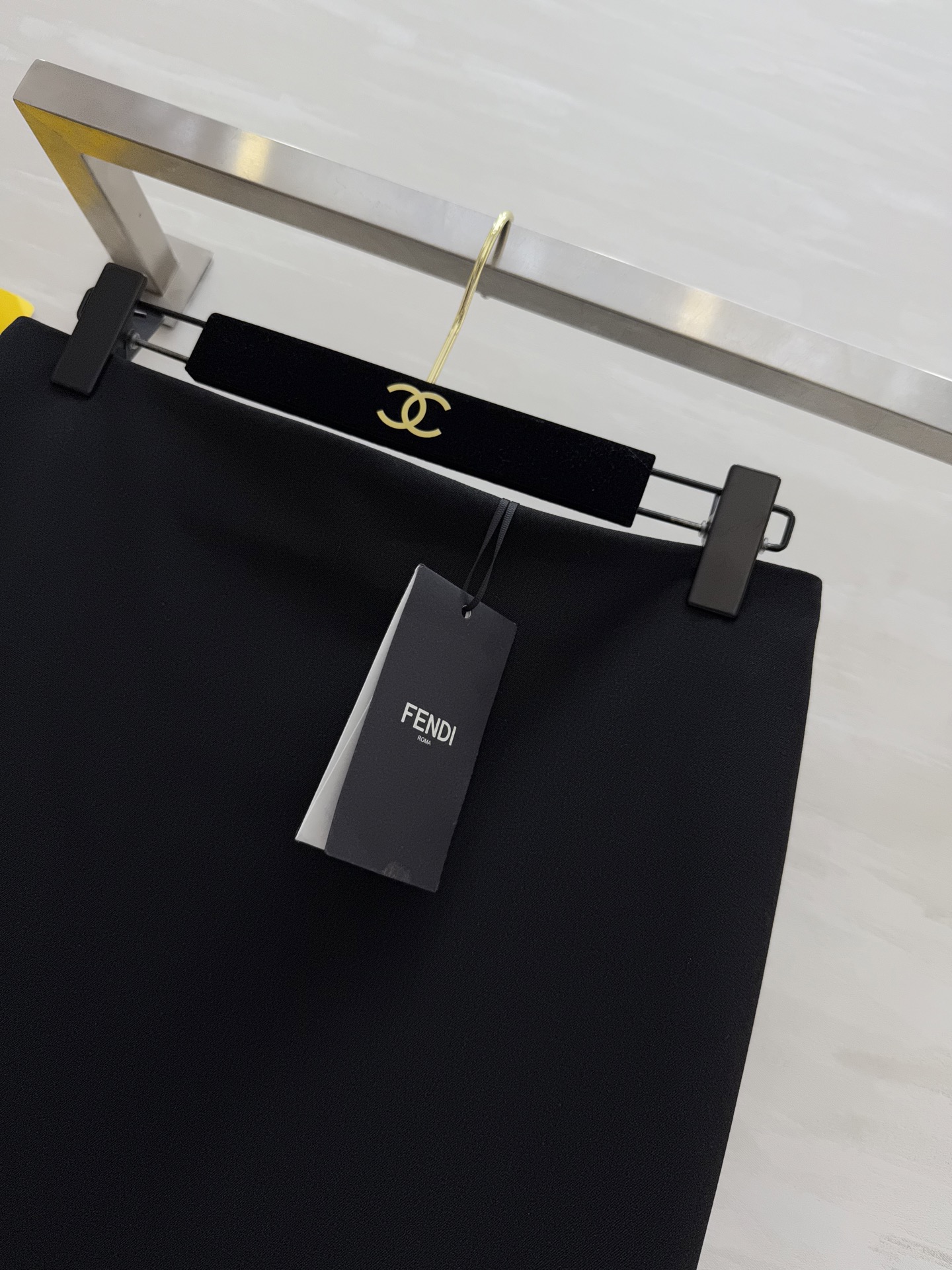 #FEND♡²⁵｜今日份穿搭 职场黑玫瑰鱼尾半裙腰带一收，气场拉满！走路带风的职场丽人感💼拎上Fendi