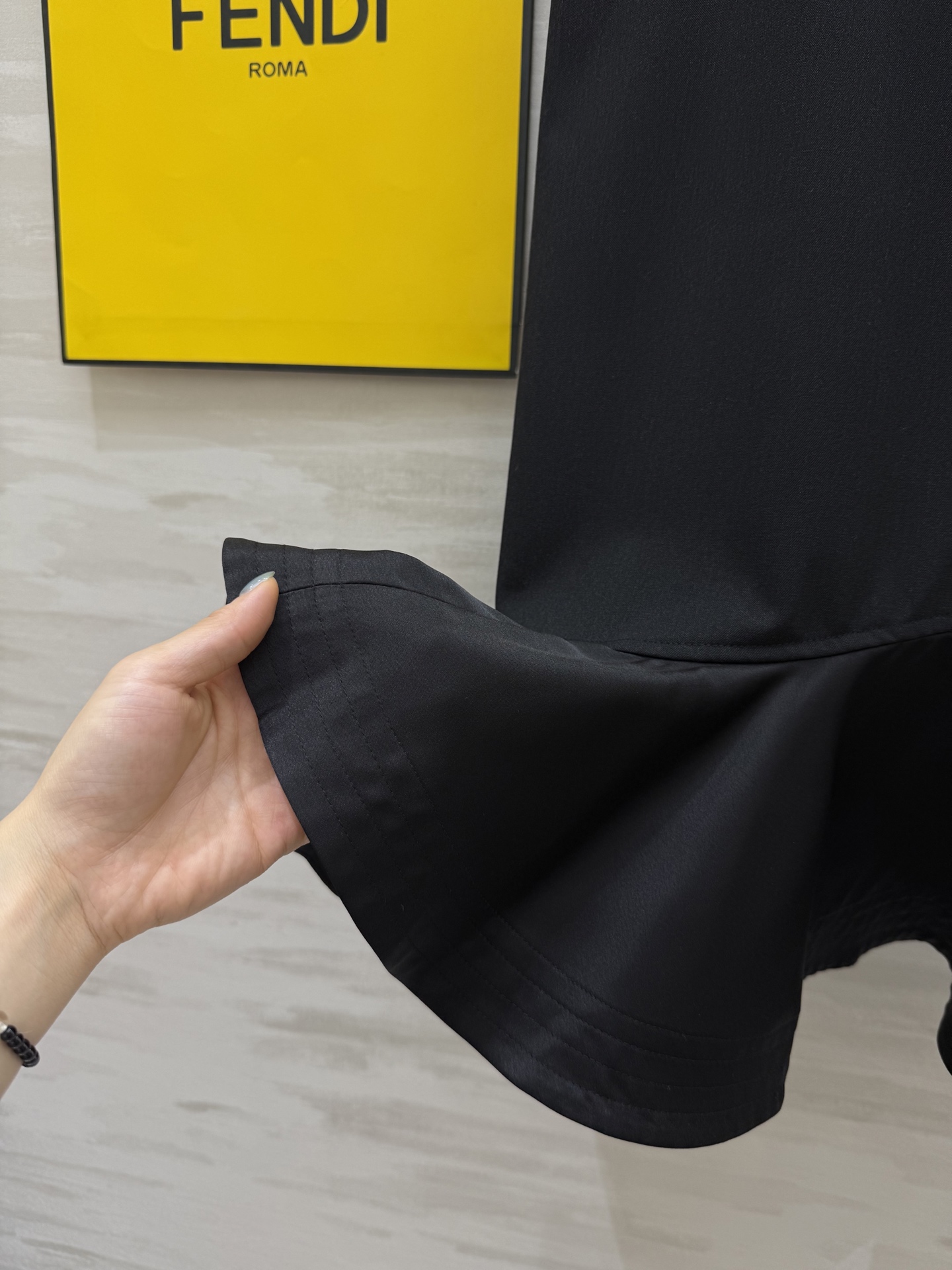 #FEND♡²⁵｜今日份穿搭 职场黑玫瑰鱼尾半裙腰带一收，气场拉满！走路带风的职场丽人感💼拎上Fendi