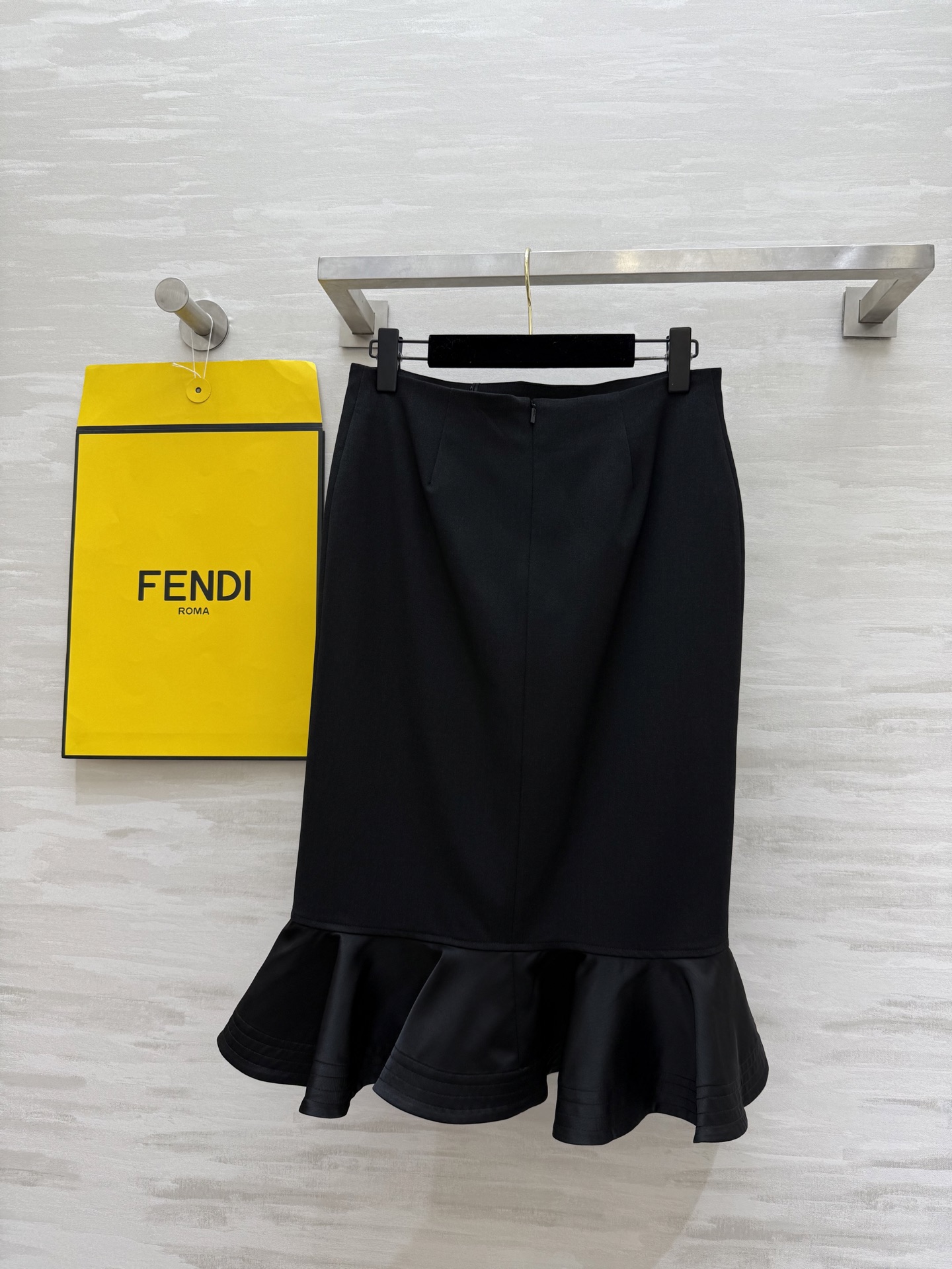 #FEND♡²⁵｜今日份穿搭 职场黑玫瑰鱼尾半裙腰带一收，气场拉满！走路带风的职场丽人感💼拎上Fendi