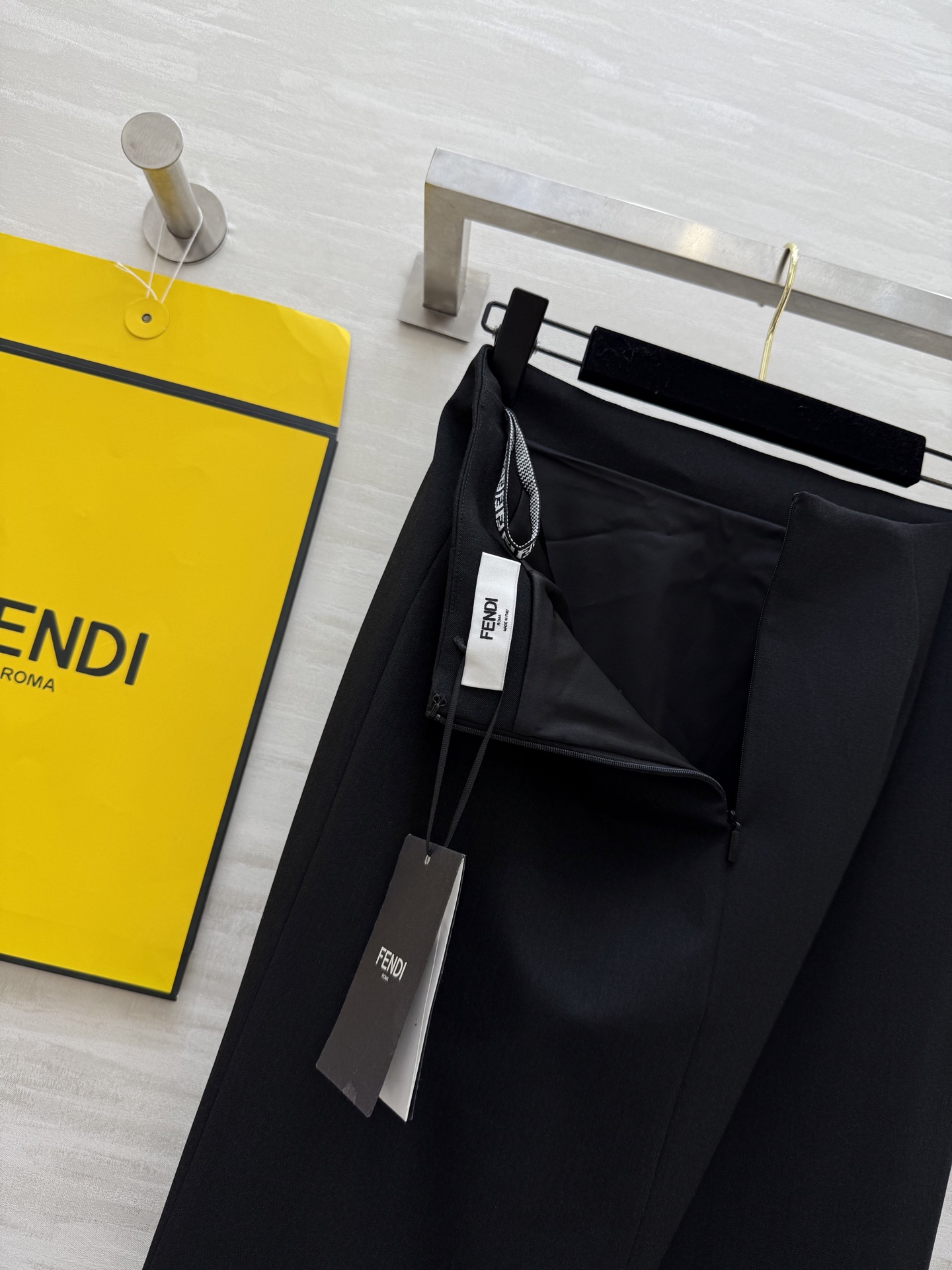 #FEND♡²⁵｜今日份穿搭 职场黑玫瑰鱼尾半裙腰带一收，气场拉满！走路带风的职场丽人感💼拎上Fendi